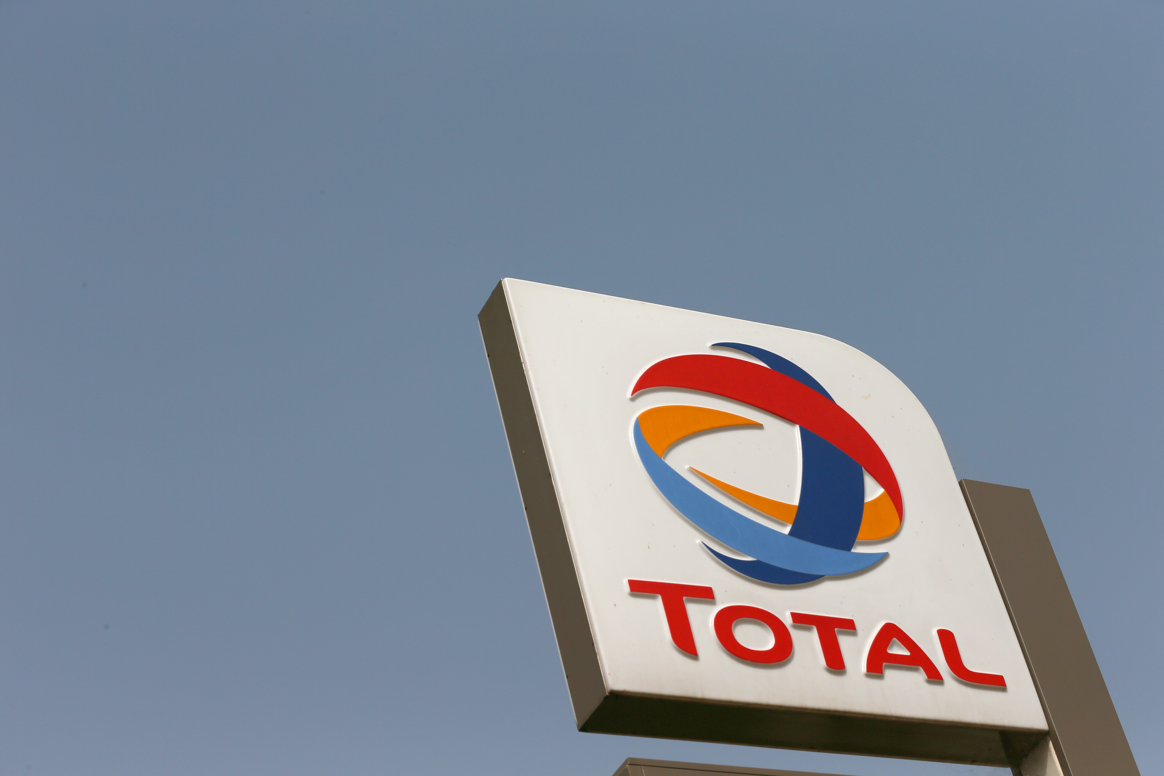 Le groupe Total a déclaré vendredi tout mettre en oeuvre pour assurer l'approvisionnement de ses clients de la région lyonnaise malgré la grève qui affecte la raffinerie de Feyzin (Rhône) depuis le 7 octobre. /Photo d'archives/REUTERS/Afolabi Sotunde