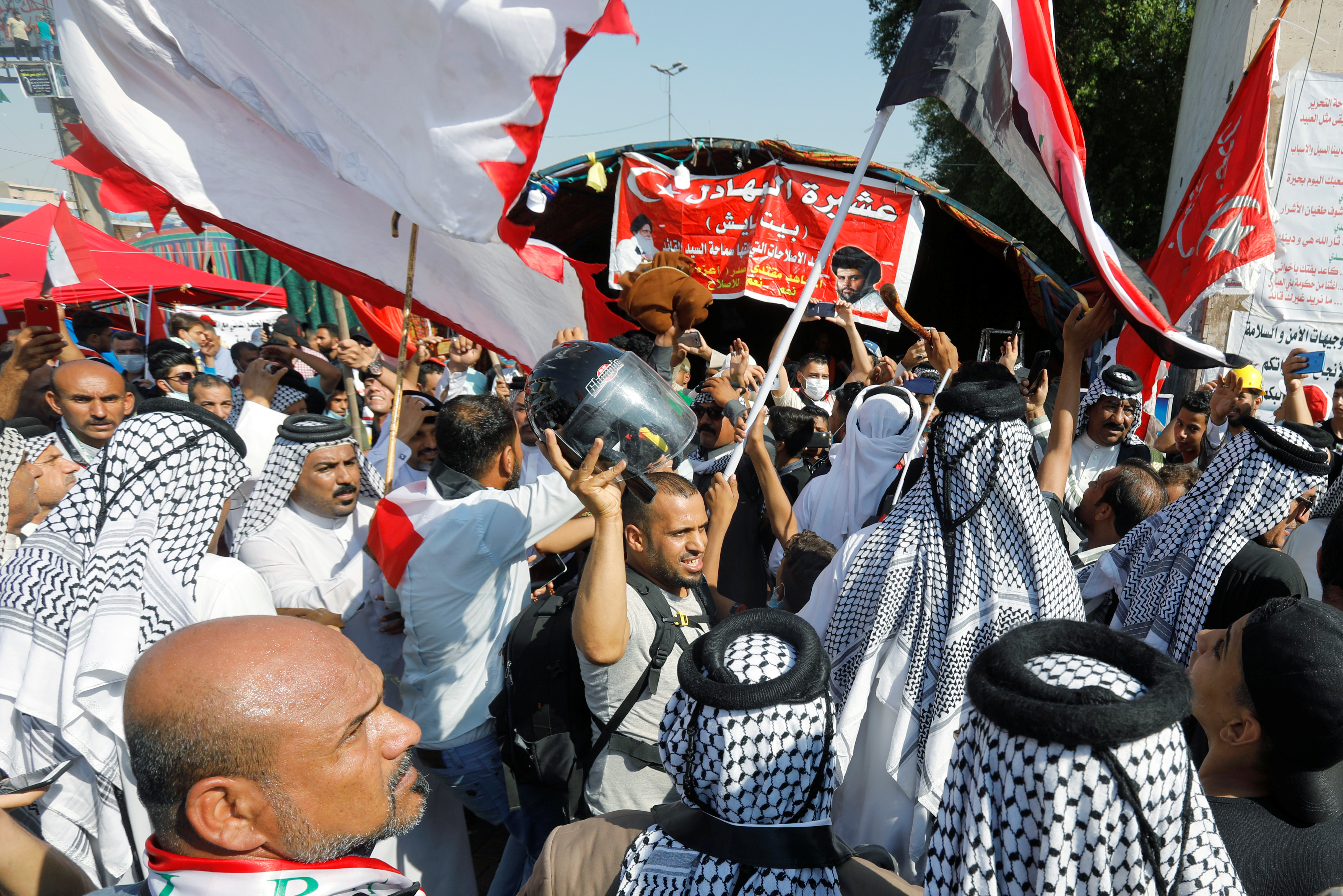 Des milliers d'Irakiens se sont rassemblés dans les rues de Bagdad vendredi pour réclamer à nouveau la chute du gouvernement du Premier ministre Adel Abdoul Mahdi lors de ce qui s'annonçait comme la plus importante journée de manifestations contre les autorités depuis la chute de Saddam Hussein en 2003. /Photo prise le 1er novembre 2019/REUTERS/Khalid al-Mousily