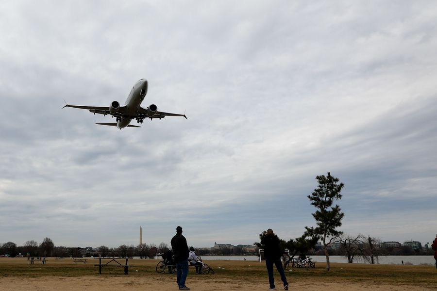 Photo d'archive du 13 mars 2019 montrant un Boeing 737 Max 8 d'American Airlines en provenance de Los Angeles qui s'apprête à atterrir sur l'Aéroport national Reagan de Washington, aux Etats-Unis. (Xinhua/Ting Shen)