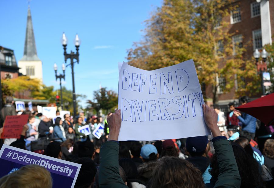 Des manifestants lors d'un rassemblement à Boston, aux Etats-Unis, le 14 octobre 2018. Des centaines d'Américains d'origines asiatiques avaient organisé une manifestation au centre-ville de Boston, afin de soutenir une action en justice contre l'Université Harvard, accusée de discrimination envers des candidats américains d'origines asiatiques en utilisant "des quotas raciaux de facto, des stéréotypes raciaux et des normes plus élevées". (Photo : Liu Jie)