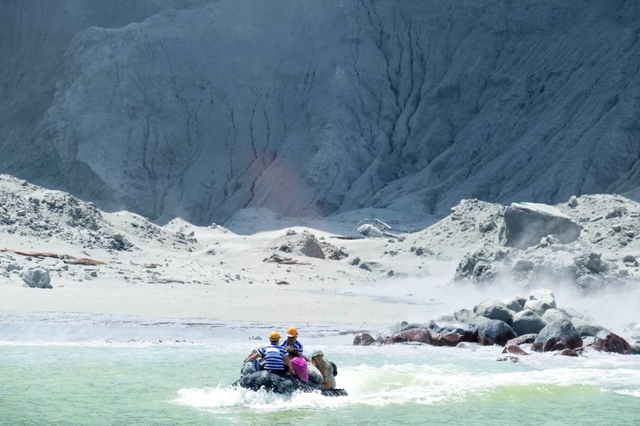 Des personnes évacuent White Island en Nouvelle-Zélande pendant une éruption volcanique, le 9 décembre 2019. (Photo fournie par Michael Schade/Handout via Xinhua)