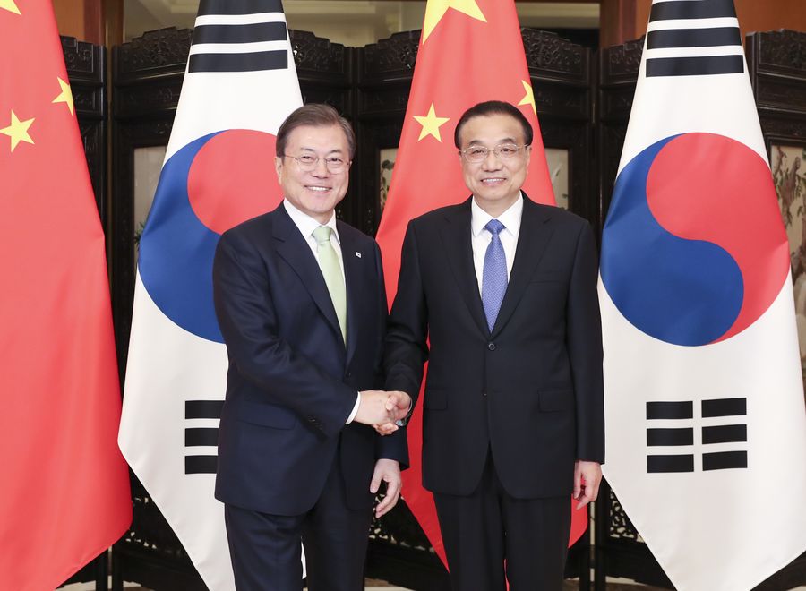 Le Premier ministre chinois, Li Keqiang, rencontre Moon Jae-in, président de la République de Corée, venu en Chine pour assister à la 8e réunion des dirigeants Chine-Japon-République de Corée, à Chengdu, dans la province du Sichuan (sud-ouest), le 23 décembre 2019. (Photo : Ding Haitao)