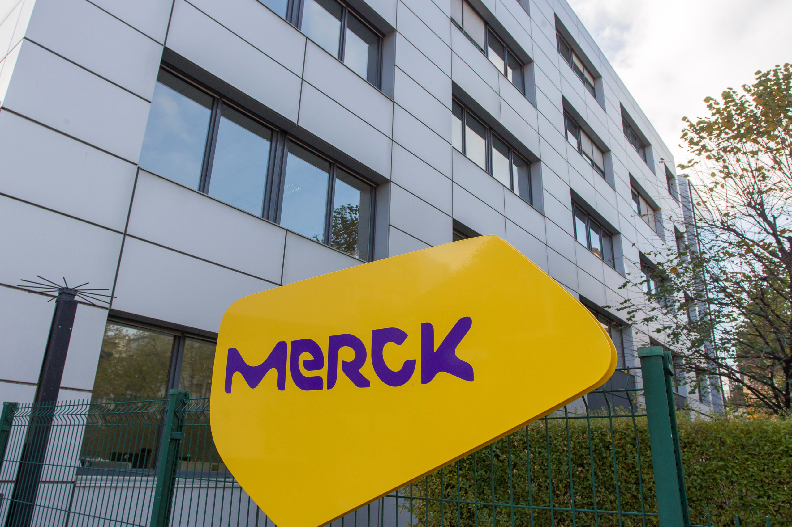 L'administration américaine de la santé a annoncé jeudi avoir approuvé le vaccin contre Ebola produit par Merck, Ervebo, qui a servi à l'Organisation mondiale de la santé (OMS) de vaccin expérimental entre 2014 et 2016 dans la lutte contre les foyers de l'épidémie dans des pays d'Afrique de l'Ouest. /Photo d'archives/REUTERS/Emmanuel Foudrot