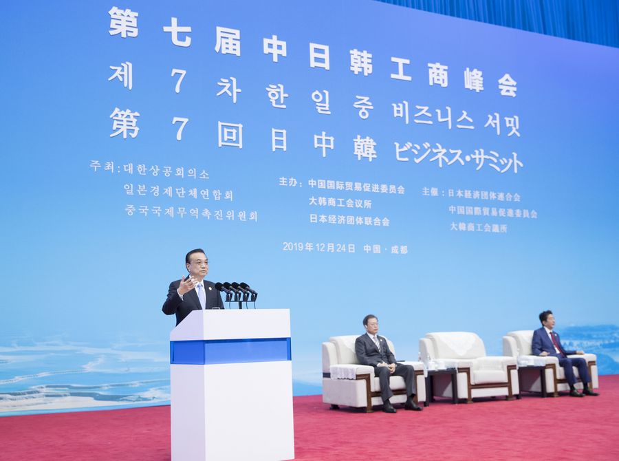 Le Premier ministre chinois Li Keqiang s'adresse au 7e Sommet du commerce Chine-Japon-République de Corée à Chengdu, capitale de la province chinoise du Sichuan (sud-ouest), le 24 décembre 2019. (Xinhua/Wang Ye)