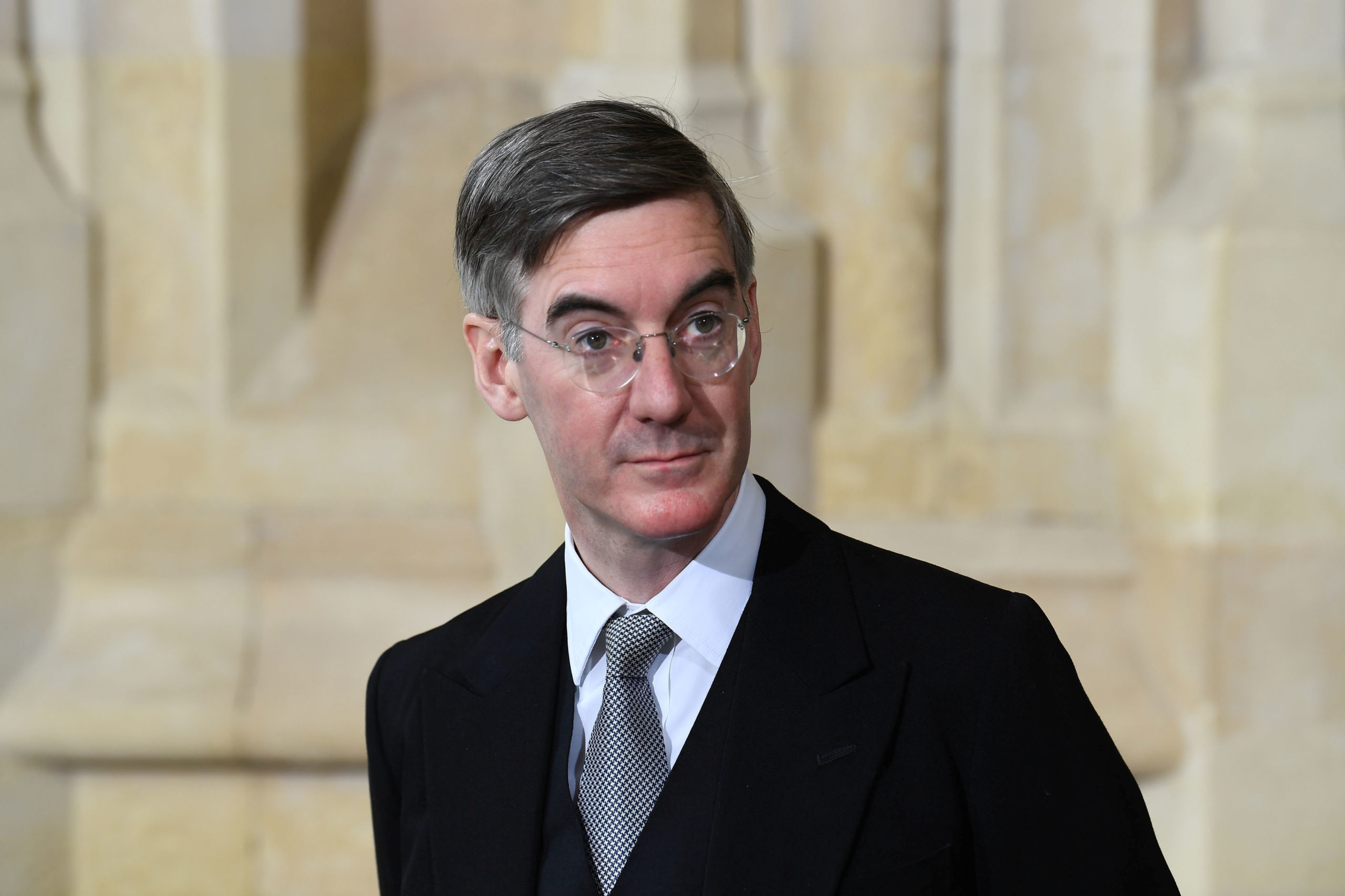 Le gouvernement britannique entend faire adopter d'ici le 9 janvier par la Chambre des Communes récemment renouvelée le cadre législatif qui permettra de faire sortir le Royaume-Uni de l'Union européenne, a annoncé jeudi Jacob Rees-Mogg (photo). /Photo prise le 19 décembre 2019/REUTERS/Victoria Jones