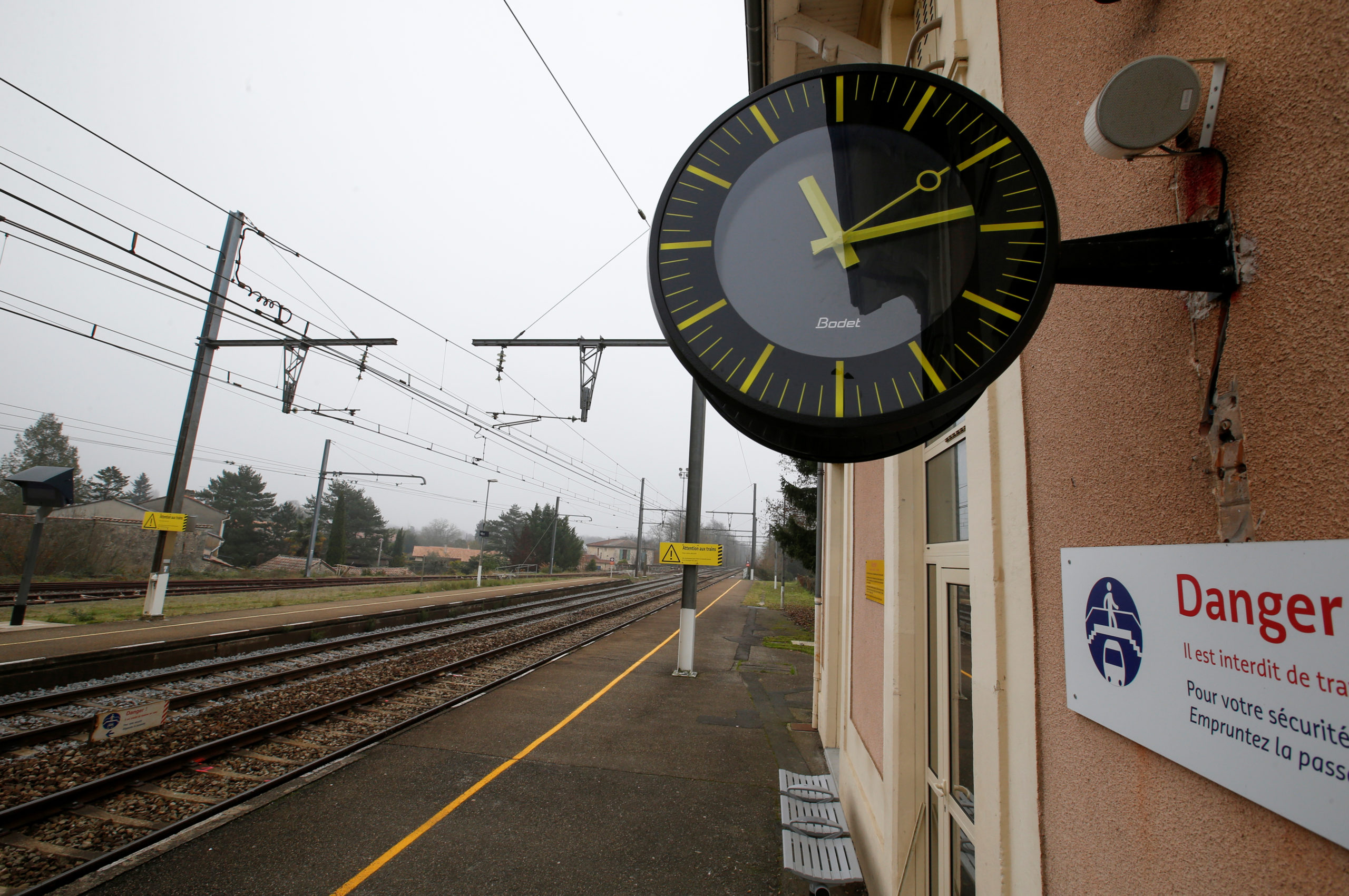 Les transports étaient encore très perturbés en France samedi pour le troisième jour consécutif dans le cadre du mouvement de protestation contre la réforme du système des retraites avant une semaine décisive pour le bras de fer engagé entre les syndicats et l'exécutif qui a promis de mener son projet à bien mais "sans brutalité". /Photo prise le 6 décembre 2019/REUTERS/Régis Duvignau