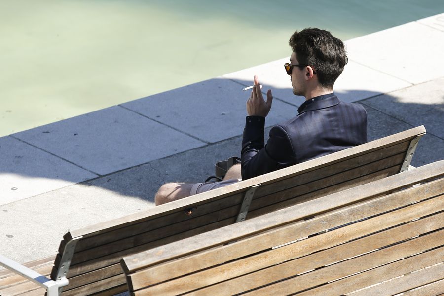 Un homme fume une cigarette à Barcelone, en Espagne, le 31 mai 2016. (Xinhua/Pau Barrena)