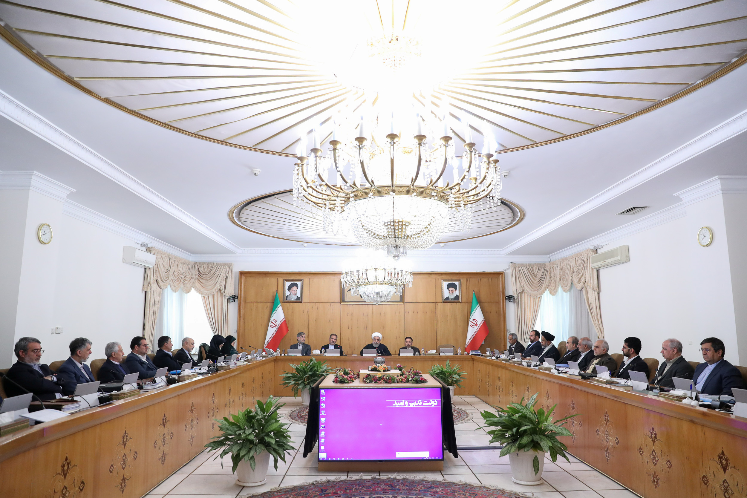 En photo, le président iranien Hassan Rohani, au centre, pendant la réunion de cabinet à Téhéran. L'Iran a rejeté mercredi l'appel d'Emmanuel Macron à la libération immédiate de deux chercheurs français détenus depuis plusieurs mois dans la République islamique, dénonçant une ingérence "inacceptable" de la part du président français. /Photo prise le 11 décembre 2019/REUTERS/Official President website