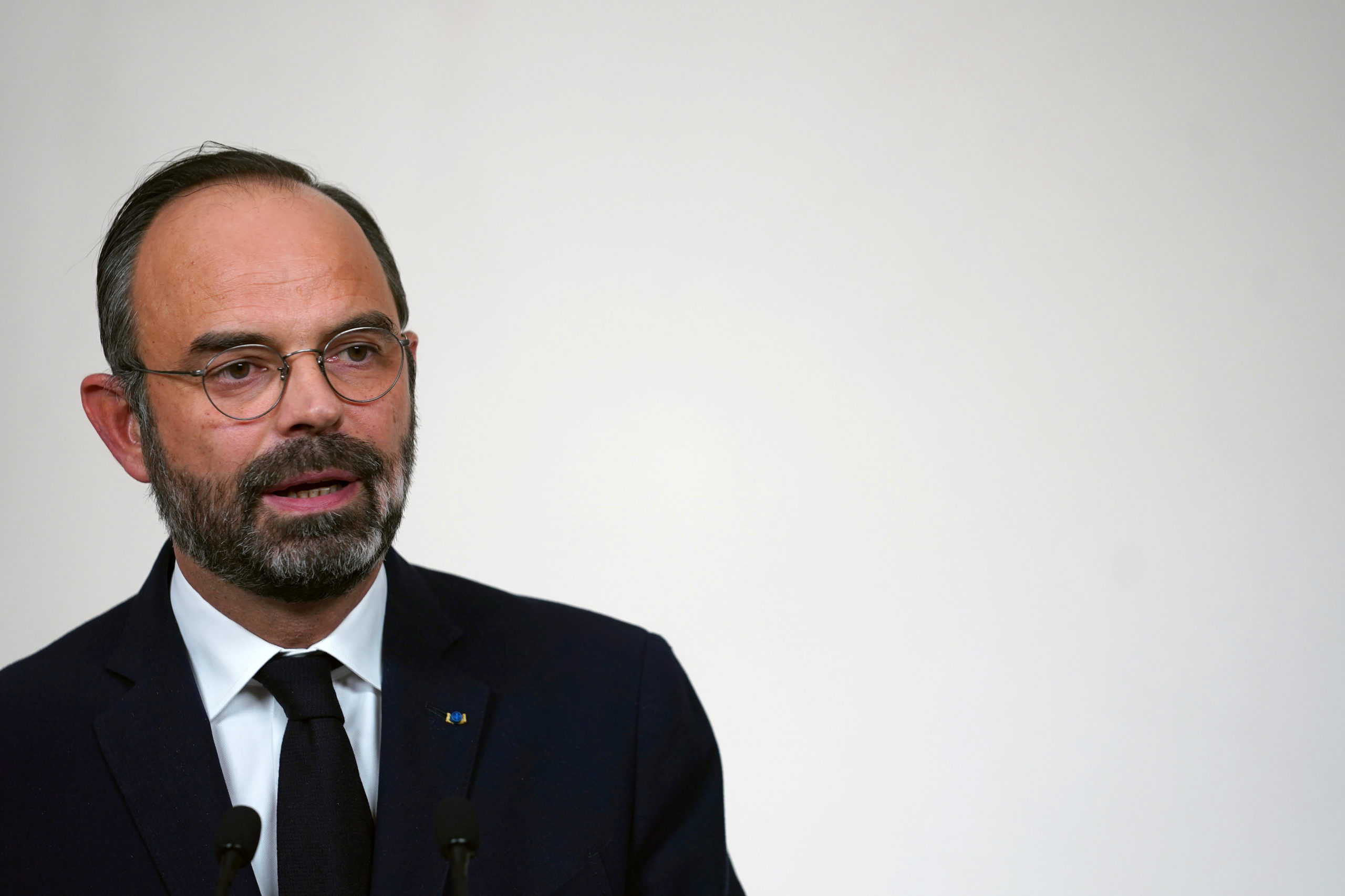 Après plus d'un mois de contestation sociale, le Premier ministre Edouard Philippe a proposé samedi, dans une lettre adressée aux partenaires sociaux, le retrait d'un âge pivot à 64 ans du projet de réforme des retraites, une mesure présentée comme un gage de "confiance" aussitôt saluée par la CFDT et l'Unsa. /Photo prise le 19 décembre 2019/REUTERS/Martin Bureau