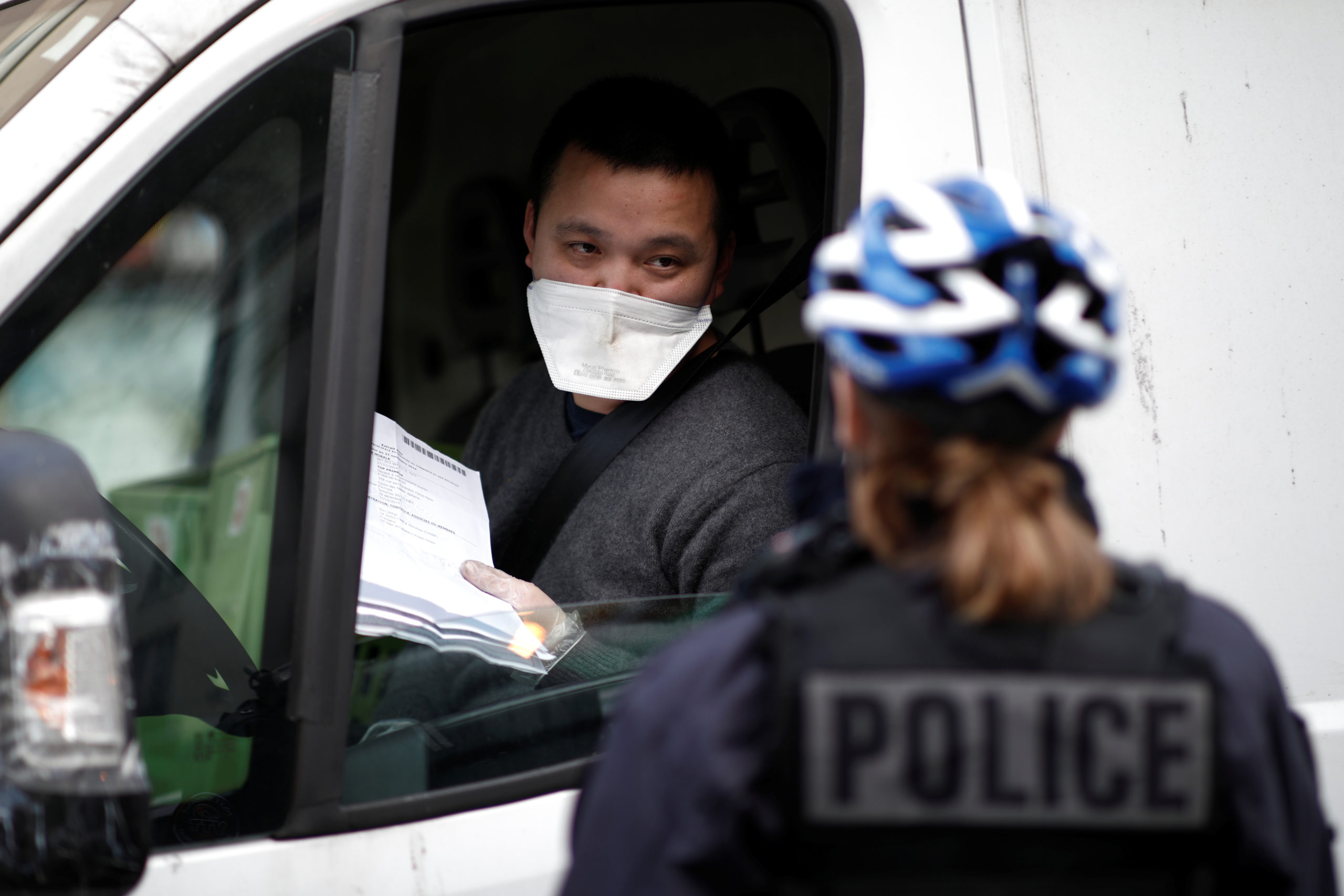 La police inflige des amendes confinement