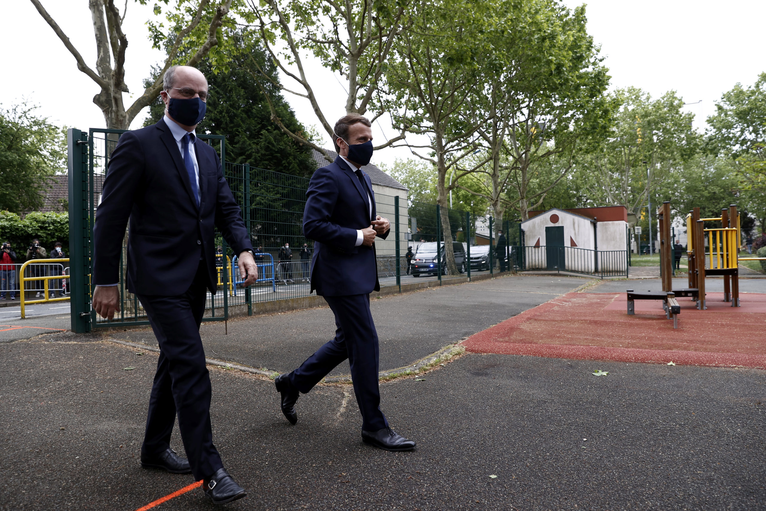 MACRON TENTE DE RASSURER SUR LA RÉOUVERTURE DES ÉCOLES