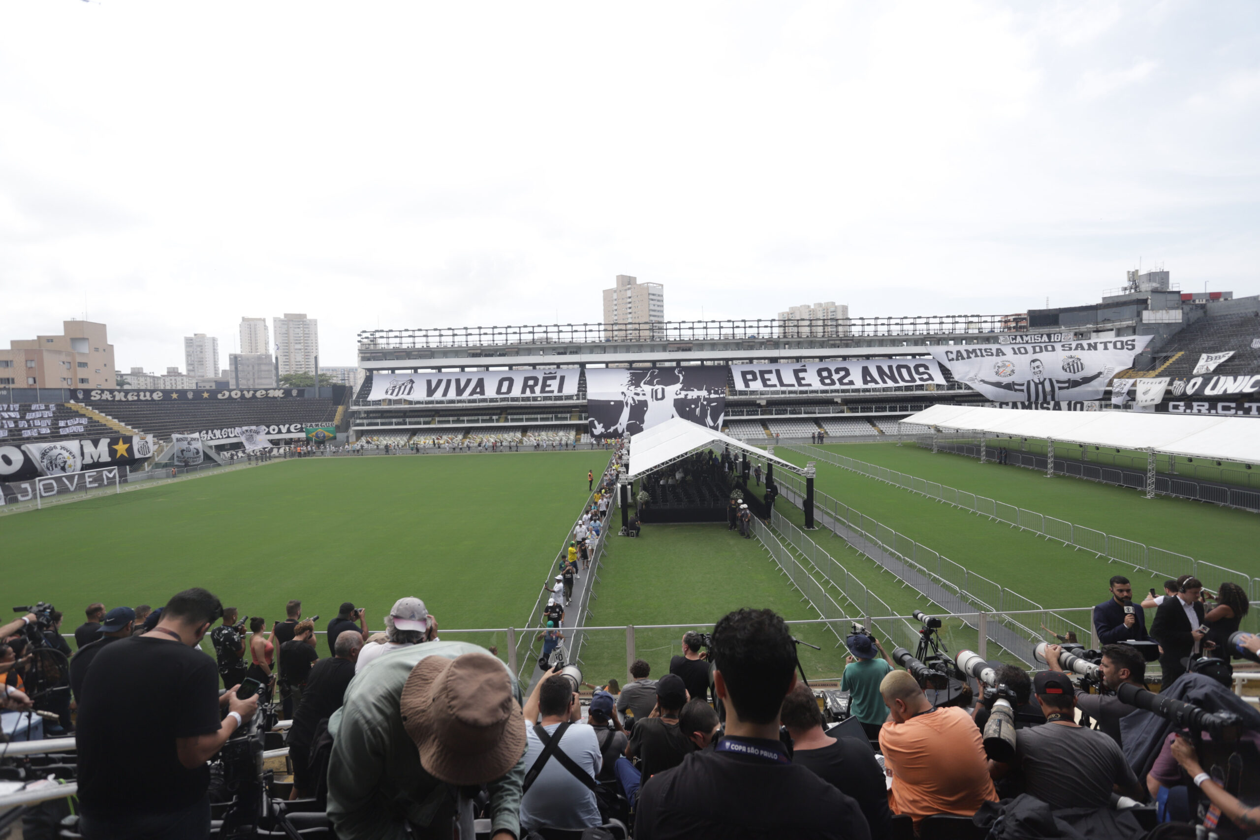 Photographie montrant une vue générale des funérailles de la légende du football brésilien Pelé au stade Vila Belmiro, à Santos, au Brésil, le 2 janvier 2023. (Xinhua/Rahel Patrasso)