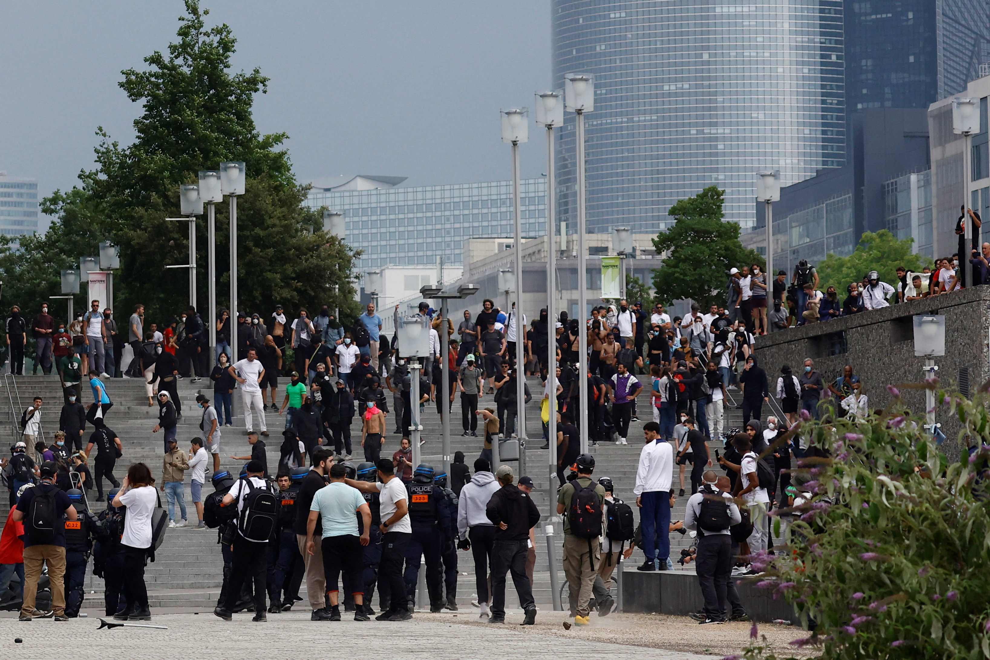 La police anti-émeute française affronte des manifestants lors d'affrontements lors d'une marche en hommage à Nanterre. /Photo prise le 29 juin 2023 à Nanterre, en France/REUTERS/Sarah Meyssonnier