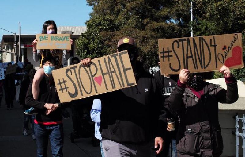 Des gens participent à un rassemblement contre les crimes de haine visant les asiatiques à San Mateo, en Californie, aux Etats-Unis, le 27 février 2021. (Xinhua/Wu Xiaoling)