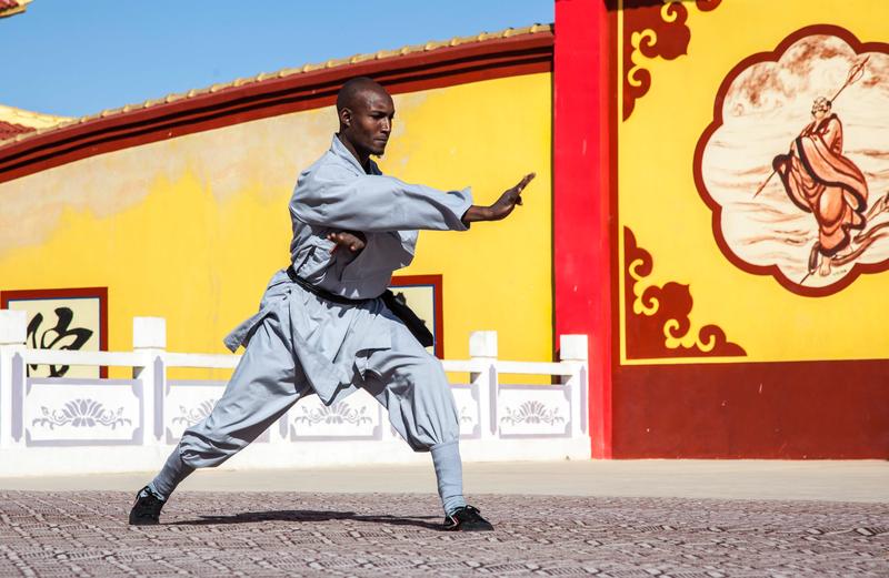 Un participant aux Jeux africains de kung-fu Shaolin 2023 fait une démonstration d'arts martiaux lors de cet événement qui s'est déroulé au centre culturel Shaolin de Lusaka, en Zambie, le 25 juin 2023.