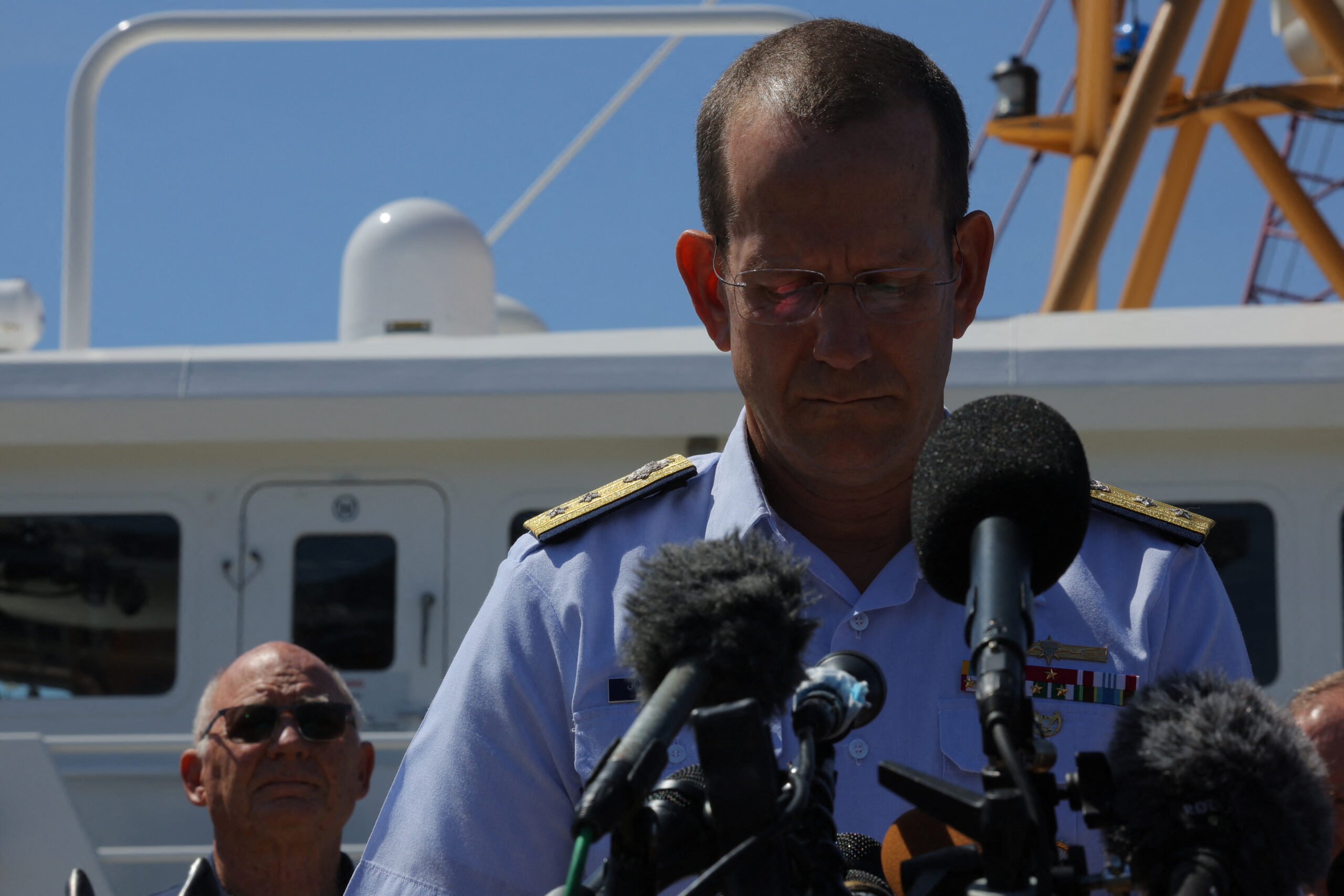 Le contre-amiral John Mauger s'exprime lors d'une conférence de presse sur les recherches du submersible d'exploration de l'épave du Titanic OceanGate Expeditions, à Boston. /Photo prise le 22 juin 2023/REUTERS/Brian Snyder