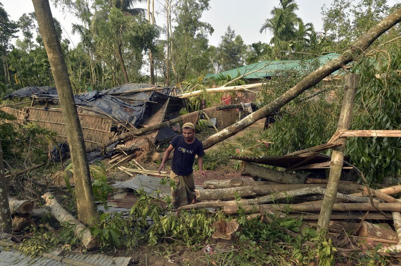 Un homme tente de récupérer ses affaires après que sa maison a été endommagée par le cyclone Mocha à Cox's Bazar, au Bangladesh, le 15 mai 2023. (Xinhua/Str)