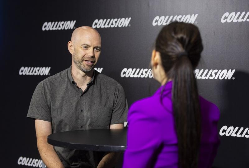 Rob Francis (à gauche), directeur technique de Booking.com, répond à un entretien lors de la conférence Collision à Toronto, au Canada, le 27 juin 2023. (Xinhua/Zou Zheng)