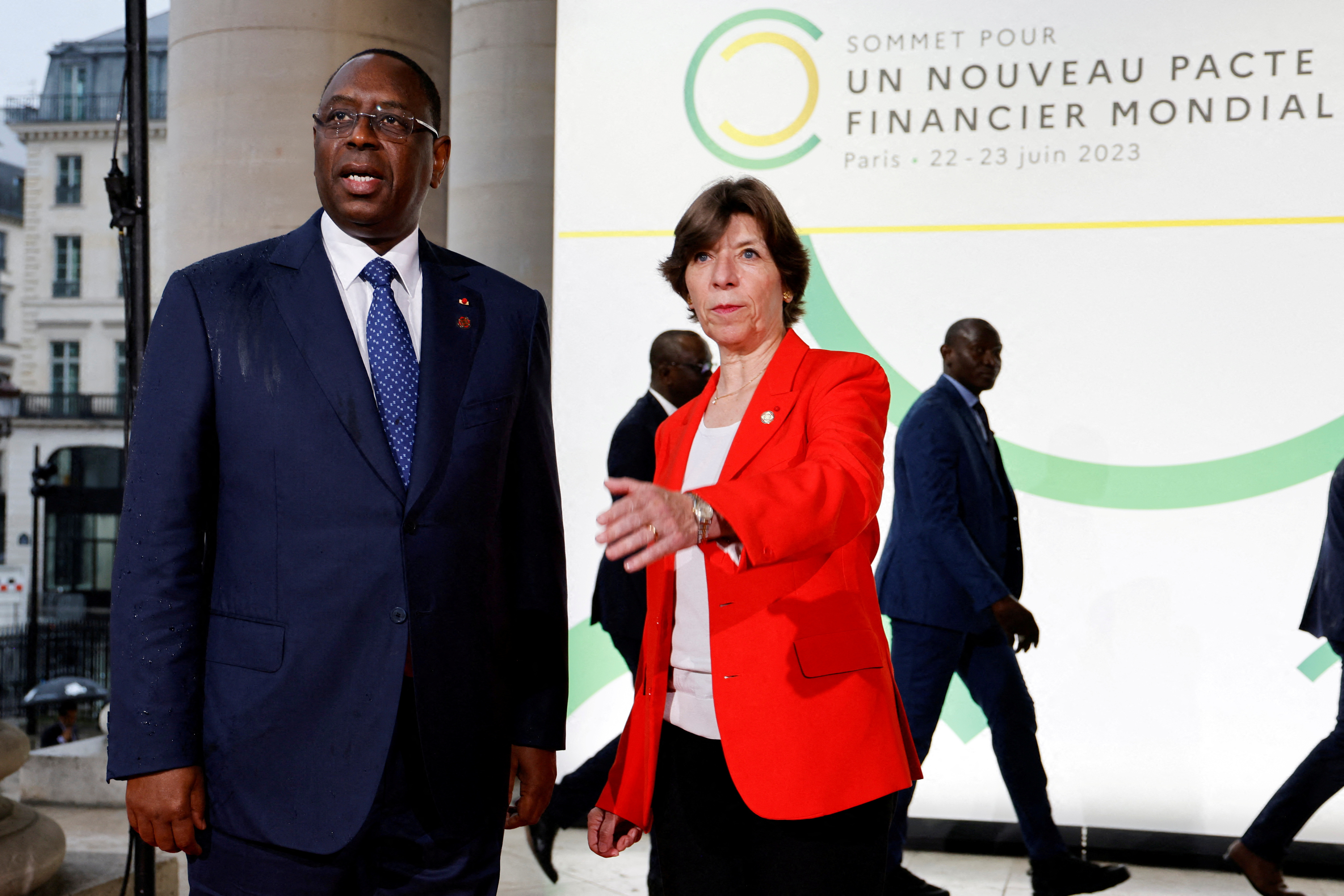 La ministre française des Affaires étrangères, Catherine Colonna, salue le président sénégalais Macky Sall à son arrivée au Palais Brogniart pour le Sommet pour un nouveau pacte financier mondial à Paris. /Photo prise le 22 juin 2023/Ludovic Marin