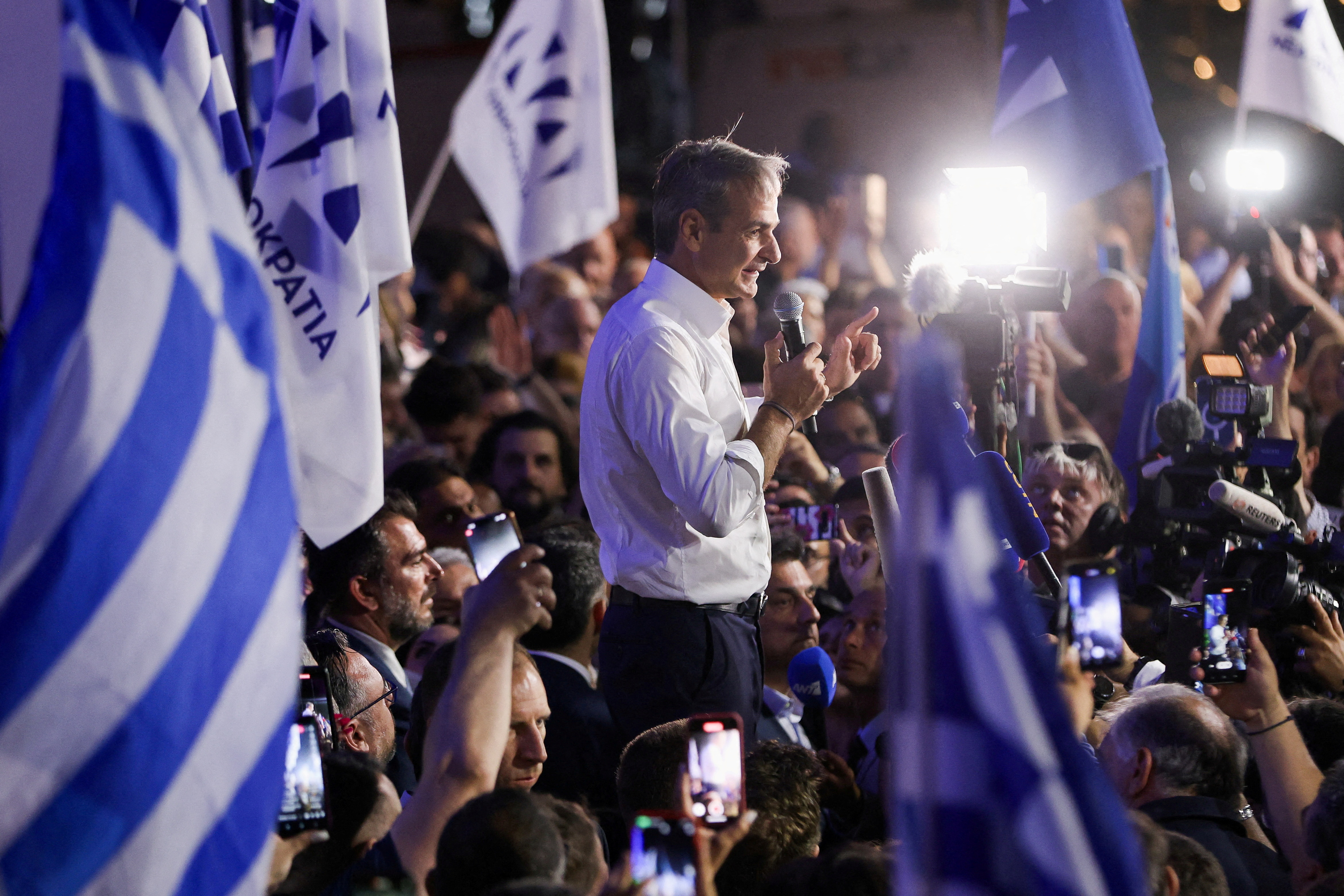 L'ancien Premier ministre grec et leader du parti conservateur Nouvelle Démocratie, Kyriakos Mitsotakis, s'adresse à ses partisans devant le siège du parti, après les élections générales, à Athènes, en Grèce. /Photo prise le 25 juin 2023/REUTERS/Louiza Vradi