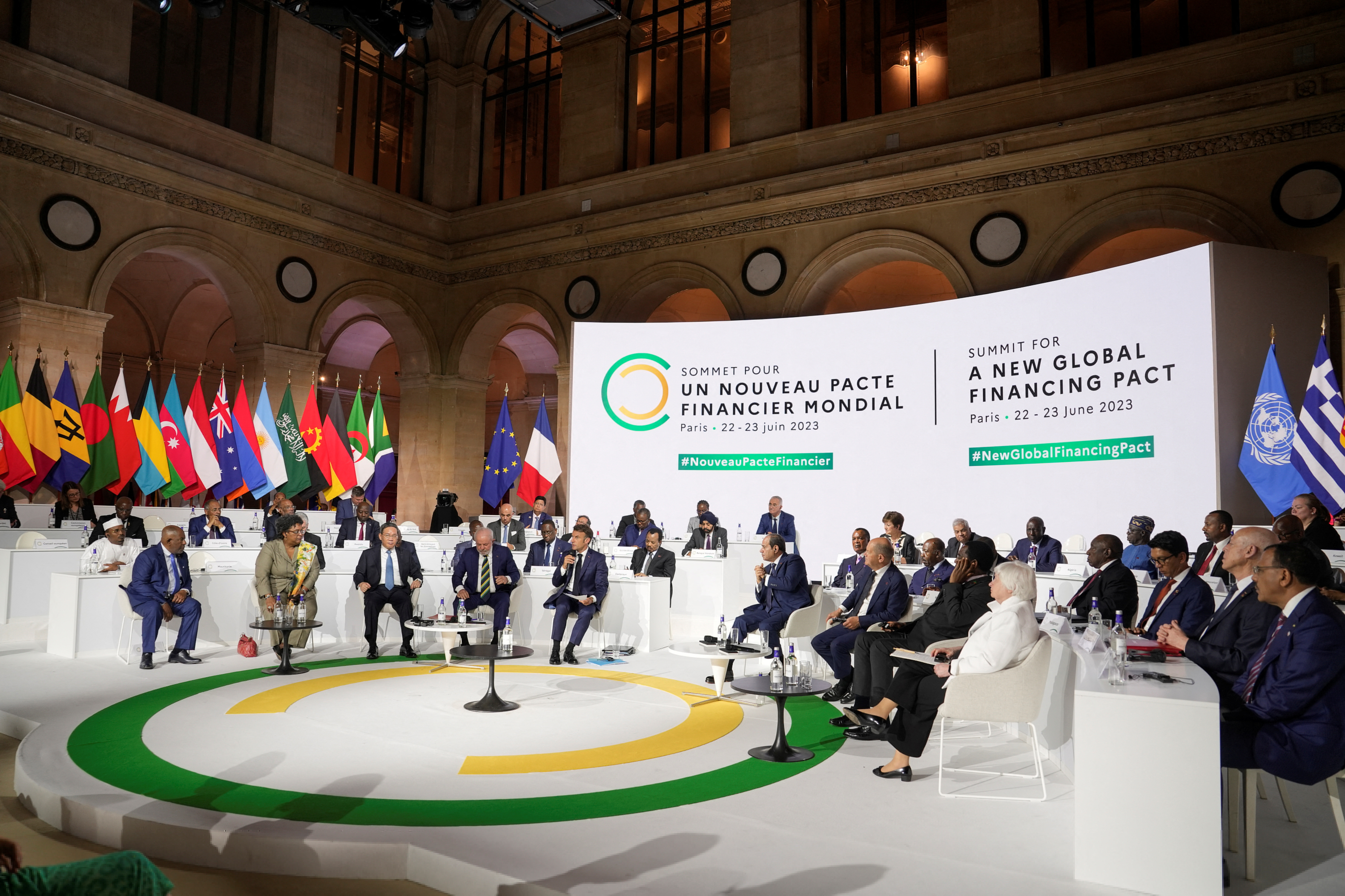 Les dirigeants mondiaux et les patrons de la finance assistent à la séance de clôture du sommet du nouveau pacte financier mondial. /Photo prise le 23 juin 2023/REUTERS/Lewis Joly