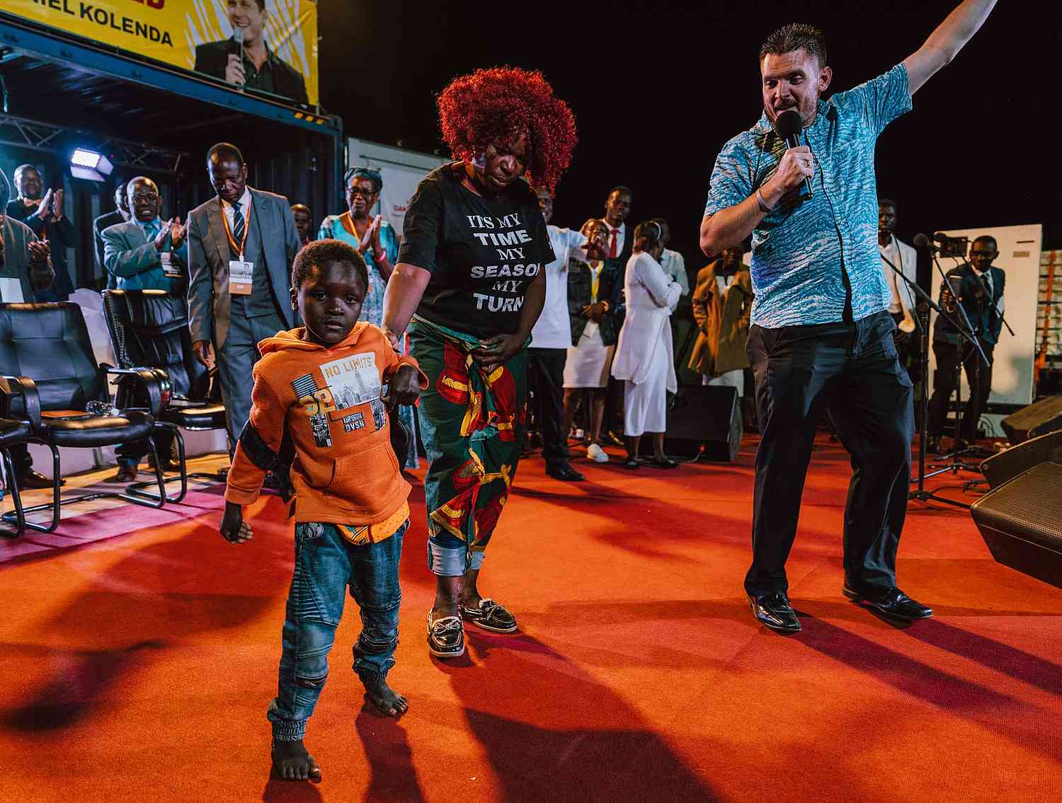 Ce garçon de 7 ans, handicapé, s’est levé et a marché pour la première fois de sa vie ! Sa tante, qui l’avait emmené à la campagne d’évangélisation, l’a amené sur la plateforme et a témoigné de la puissance miraculeuse de Dieu.