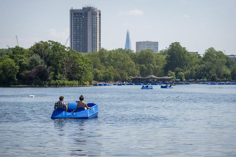 Des gens font du pédalo à Hyde Park à Londres, au Royaume-Uni, le 15 juin 2023. (Xinhua/Stephen Chung)