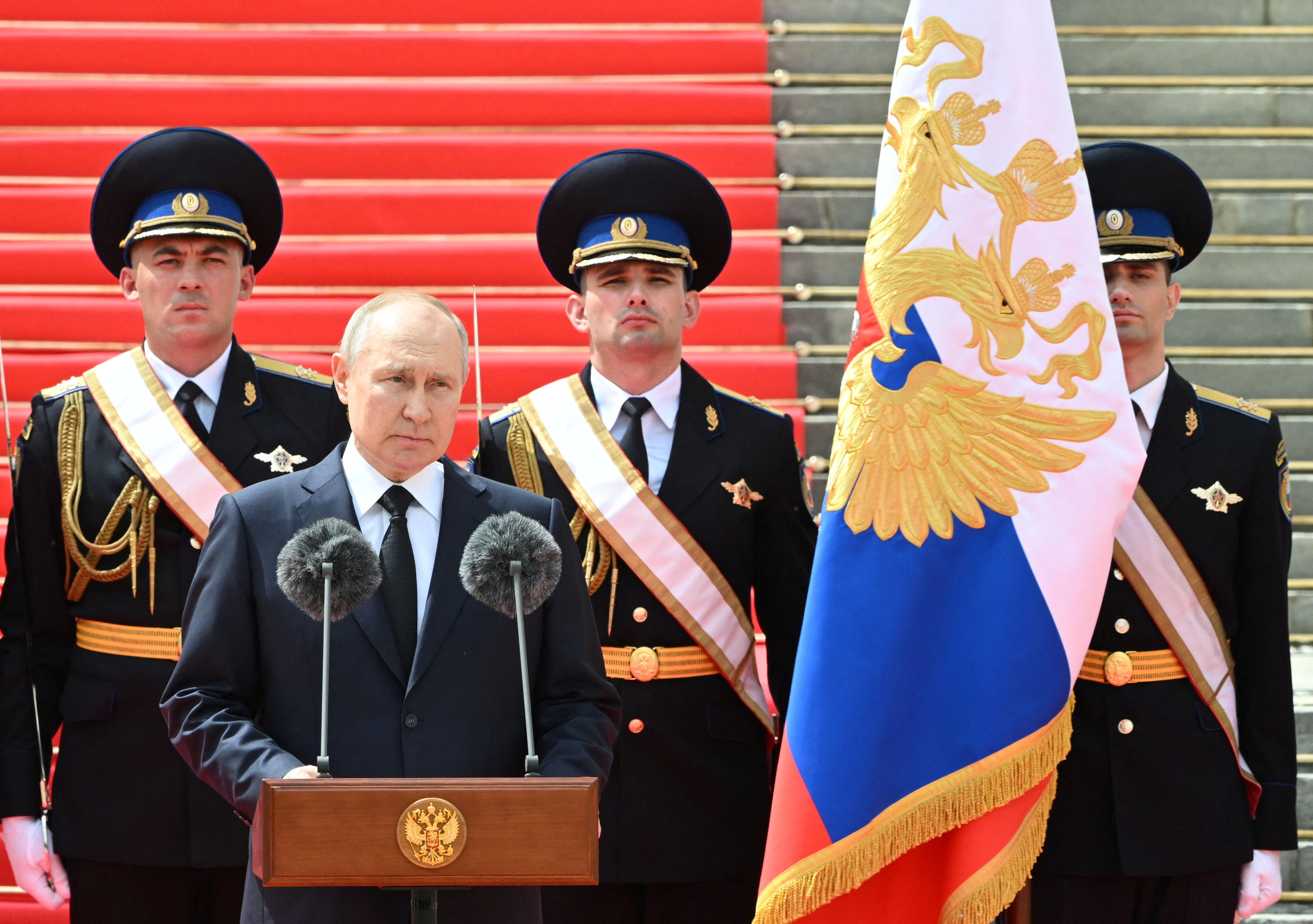 Le président russe Vladimir Poutine s'adresse aux membres des unités militaires russes, à la Garde nationale et aux services de sécurité pour rendre hommage aux forces armées, à Moscou. /Photo prise le 27 juin 2023/REUTERS/Sputnik/Sergei Guneev