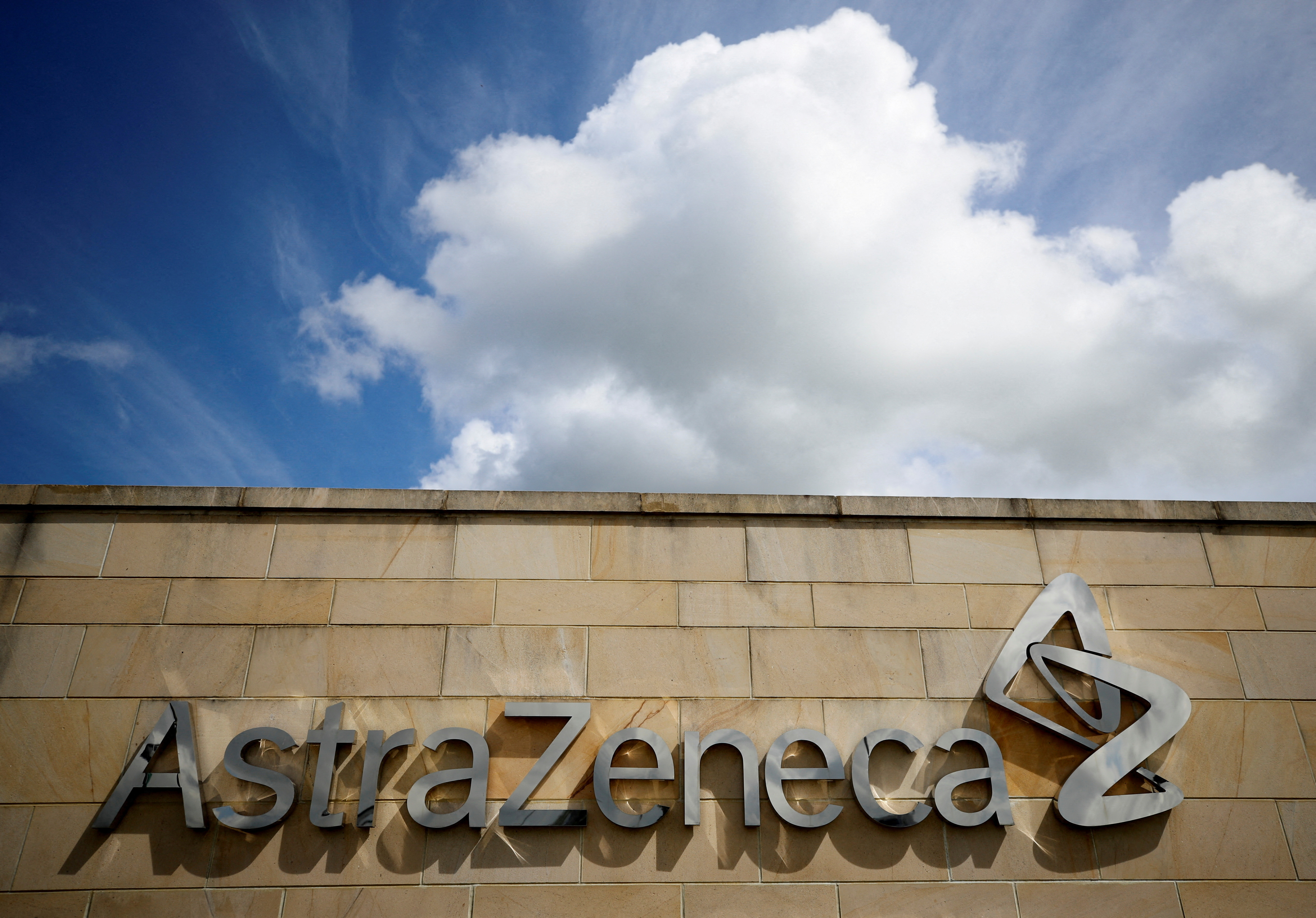 Le logo d'AstraZeneca sur le site de la société à Macclesfield, en Grande-Bretagne. /Photo d'archives/REUTERS/Phil Noble