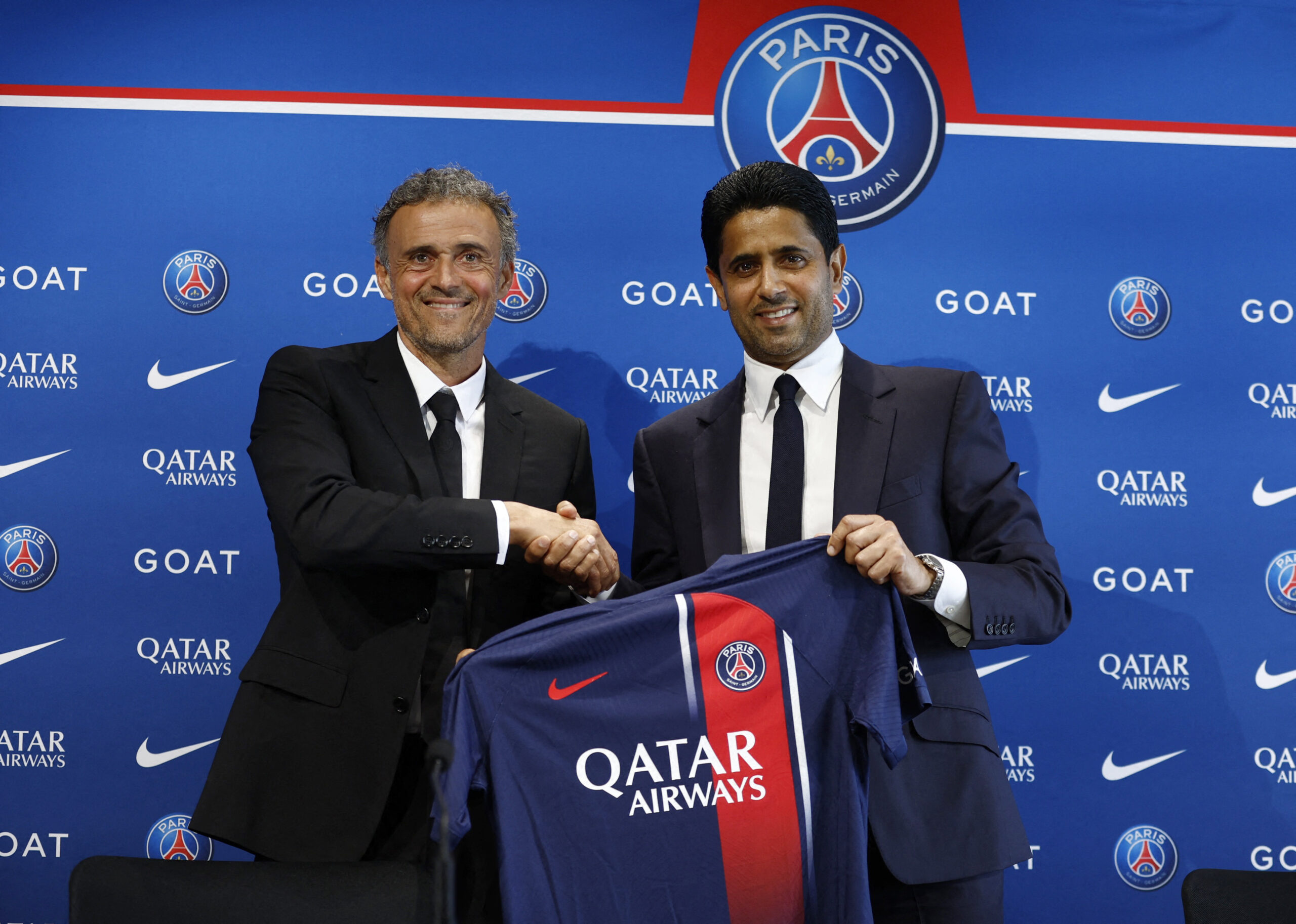 Luis Enrique en compagnie de Nasser al-Khelaïfi lors de sa présentation à la presse. /Photo prise le 5 juillet 2023/REUTERS/Gonzalo Fuentes