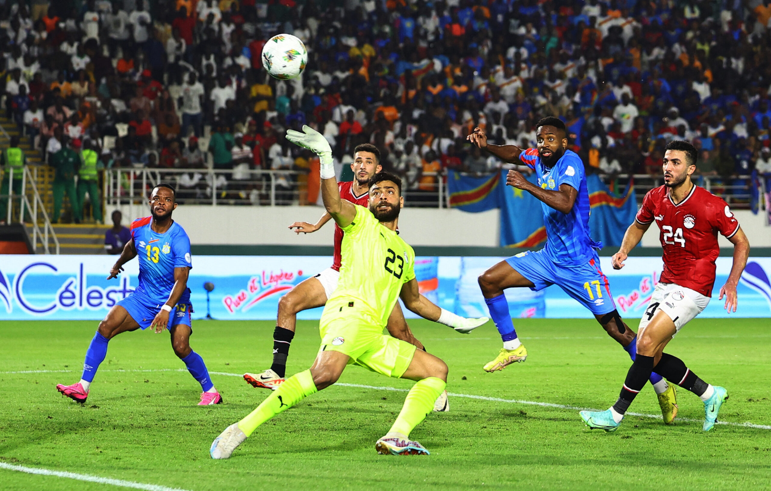 La République démocratique du Congo (RDC) a battu l'Egypte aux tirs aux buts (1-1, 8-7 aux tab) et passent en quarts de finale de la Coupe d'Afrique des Nations 2024. Le gardien des Pharaons, Mohamed Abou Gabal «Gabaski», a frappé sur la transversale. Lionel Mpasi, le gardien de Rodez (deuxième division française), a transformé le dernier tir au but qui envoie les Léopards en quarts de finale de la CAN 2024.