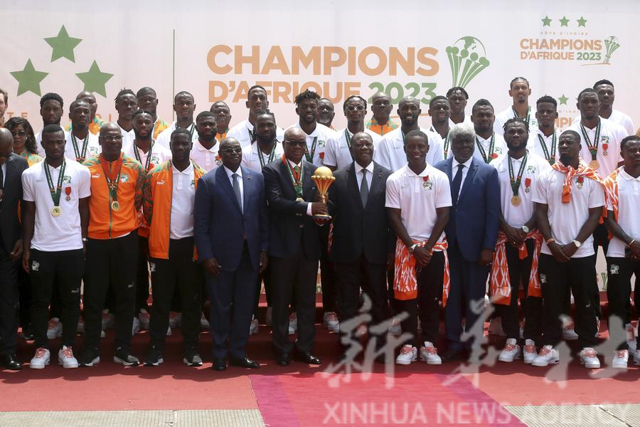 Le président de la Fédération ivoirienne de football Yacine Idriss Diallo (6e à gauche, au premier rang), tenant le trophée de la Coupe d'Afrique des Nations (CAN), pose avec le président de la Côte d'Ivoire Alassane Ouattara (6e à droite, au premier rang) et les membres de l'équipe nationale de football de Côte d'Ivoire lors d'une cérémonie récompensant cette équipe de football au palais présidentiel à Abidjan, en Côte d'Ivoire, le 13 février 2024. La Côte d'Ivoire a remporté la CAN 2023 dimanche à Abidjan, en battant le Nigeria 2 à 1 en finale. (Xinhua/Zhang Jian)