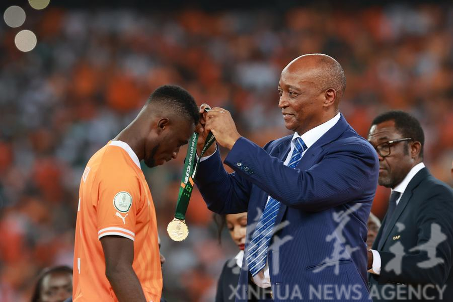 Patrice Motsepe (à droite), le président de la Confédération africaine de football (CAF), récompense les joueurs de l'équipe de Côte d'Ivoire lors de la cérémonie de remise des prix après la finale de la Coupe d'Afrique des nations de football (CAN) entre le Nigeria et la Côte d'Ivoire à Abidjan, en Côte d'Ivoire, le 11 février 2024. (Xinhua/Yvan Sonh)