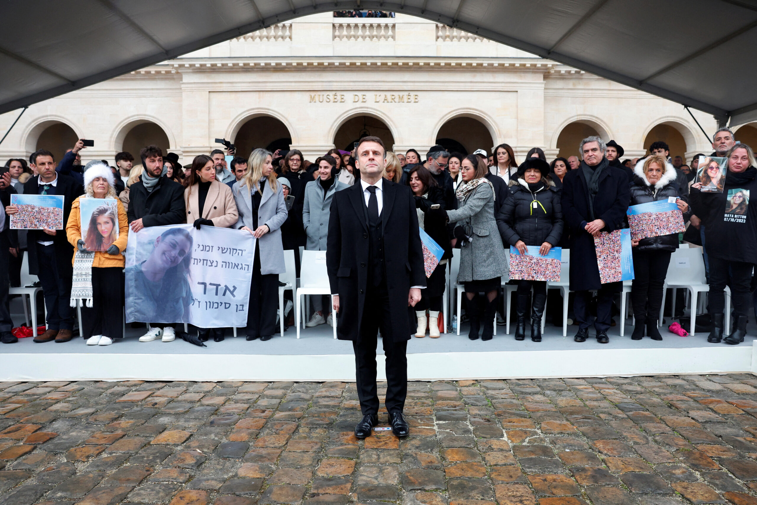 Le président français Emmanuel Macron arrive pour assister à une cérémonie d'hommage aux 42 citoyens français tués et à toutes les victimes de l'assaut du Hamas contre Israël le 7 octobre dernier, quatre mois après les attaques, alors que le conflit entre Israël et le groupe islamiste palestinien Hamas se poursuit à Gaza, dans la cour de l'Hôtel des Invalides à Paris, France. /Photo prise le 7 février 2024/REUTERS/Gonzalo Fuentes