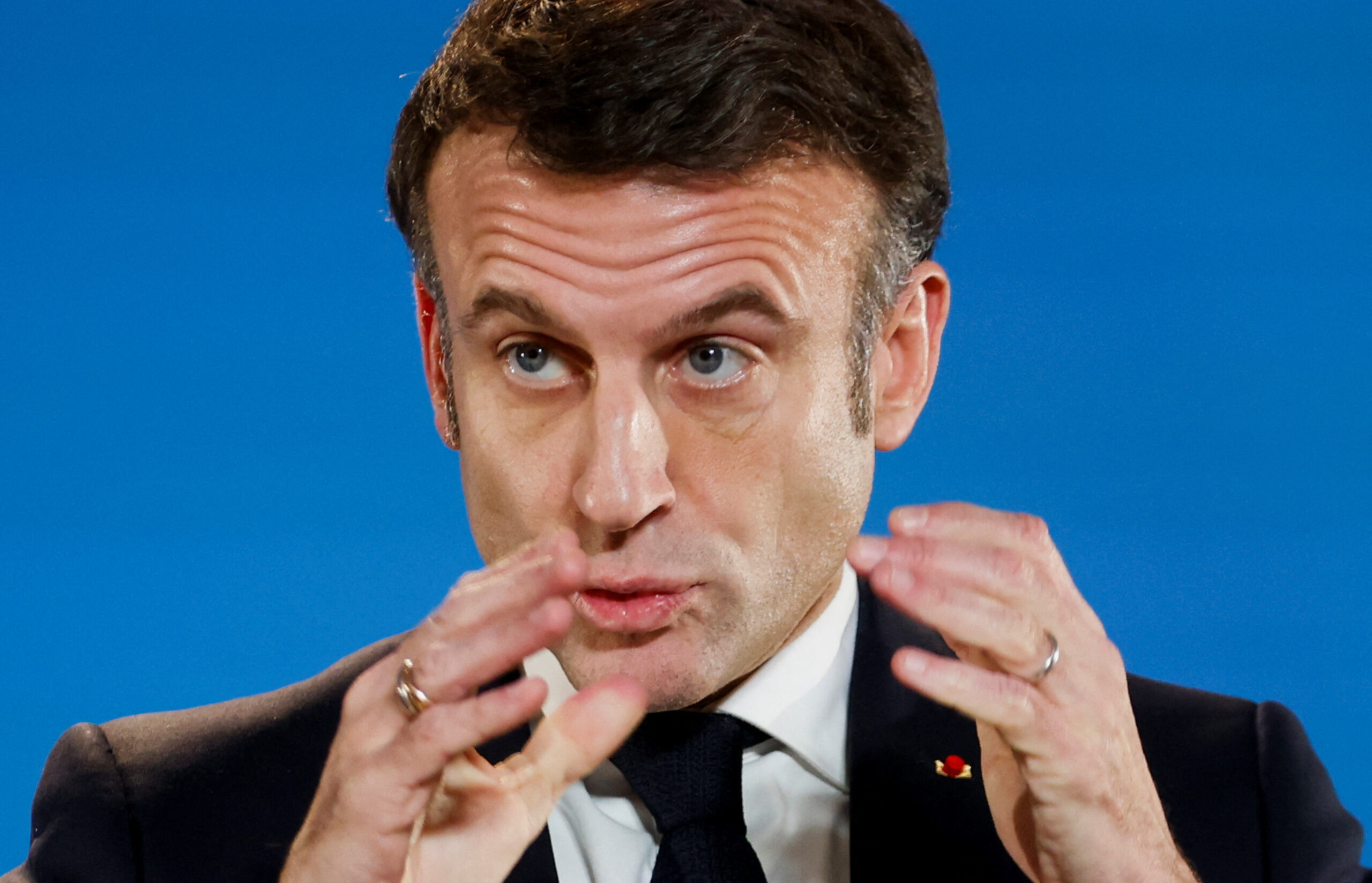 Le président français Emmanuel Macron lors d'une conférence de presse à Bruxelles. /Photo prise le 1er février 2024/REUTERS/Johanna Geron