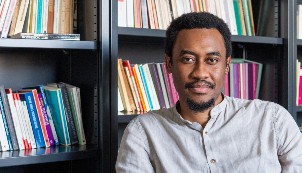 Ezekiel Kwetchi Takam, doctorant à la Faculté de théologie de Genève, s’engage à mettre de l’éthique dans les pratiques professionnelles en lien avec l’intelligence artificielle. © Maurice Page/cath.ch