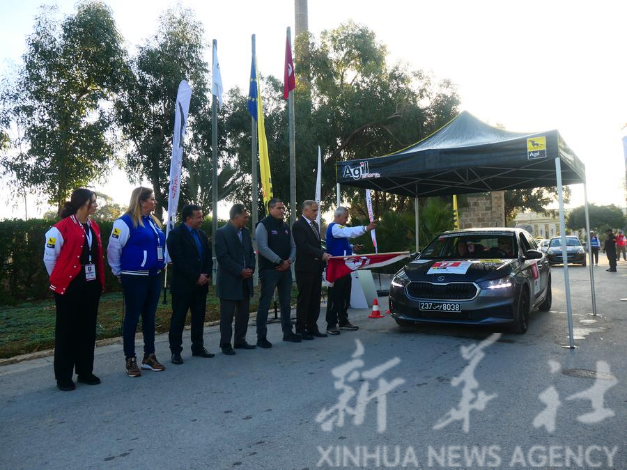 Une voiture se prépare à démarrer lors d'un rallye automobile féminin à Korba, en Tunisie, le 19 février 2024. La Tunisie accueille un rallye automobile féminin du 19 au 24 février. (Xinhua)