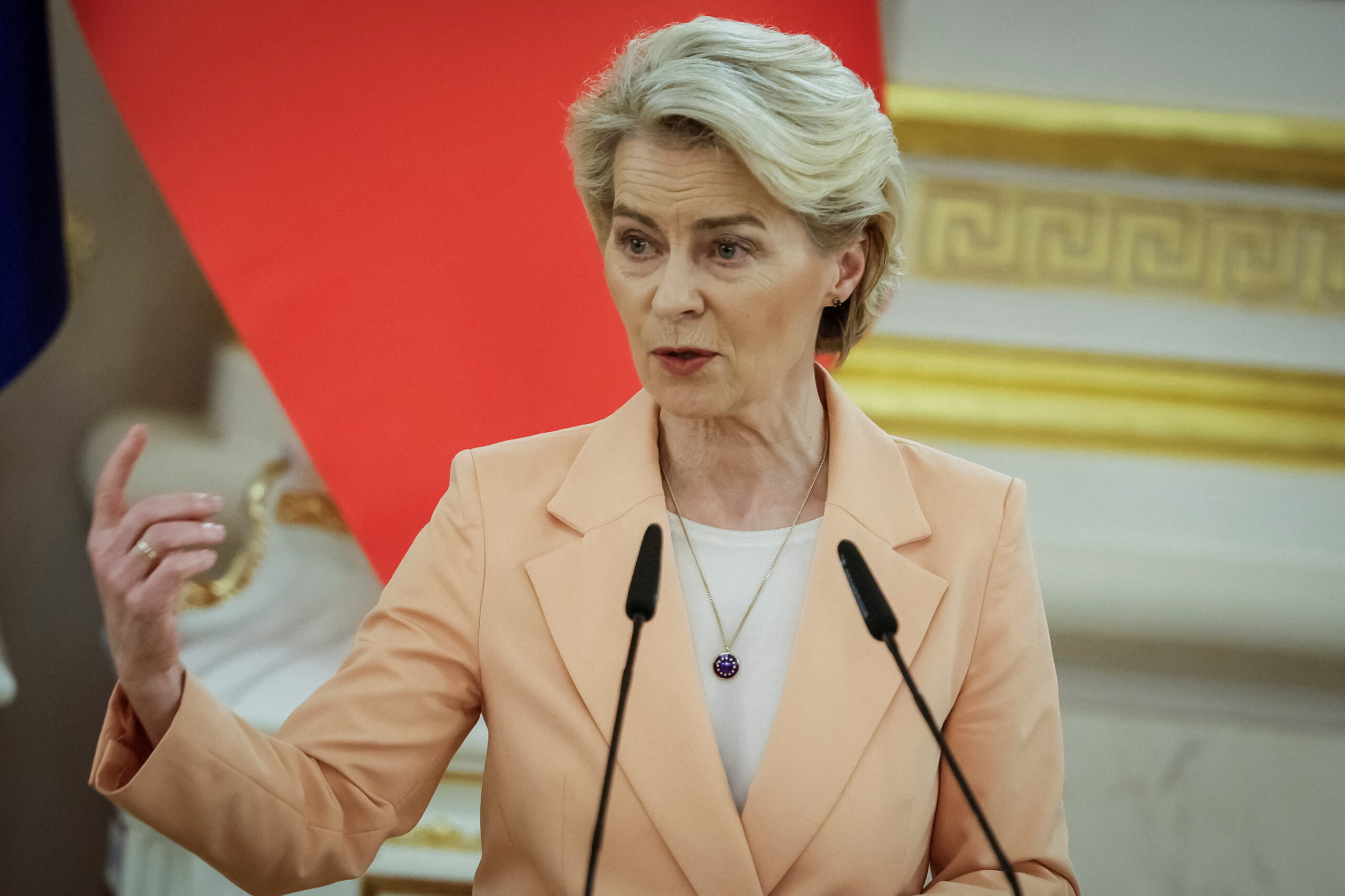 La présidente de la Commission européenne, Ursula von der Leyen, participe à une conférence de presse conjointe avec le président ukrainien, Volodymyr Zelenskiy, et les dirigeants de l'UE et du Canada, à l'occasion du deuxième anniversaire de l'invasion de l'Ukraine par la Russie, à Kiev, en Ukraine. /Photo prise le 24 février 2024/REUTERS/Alina Smutko