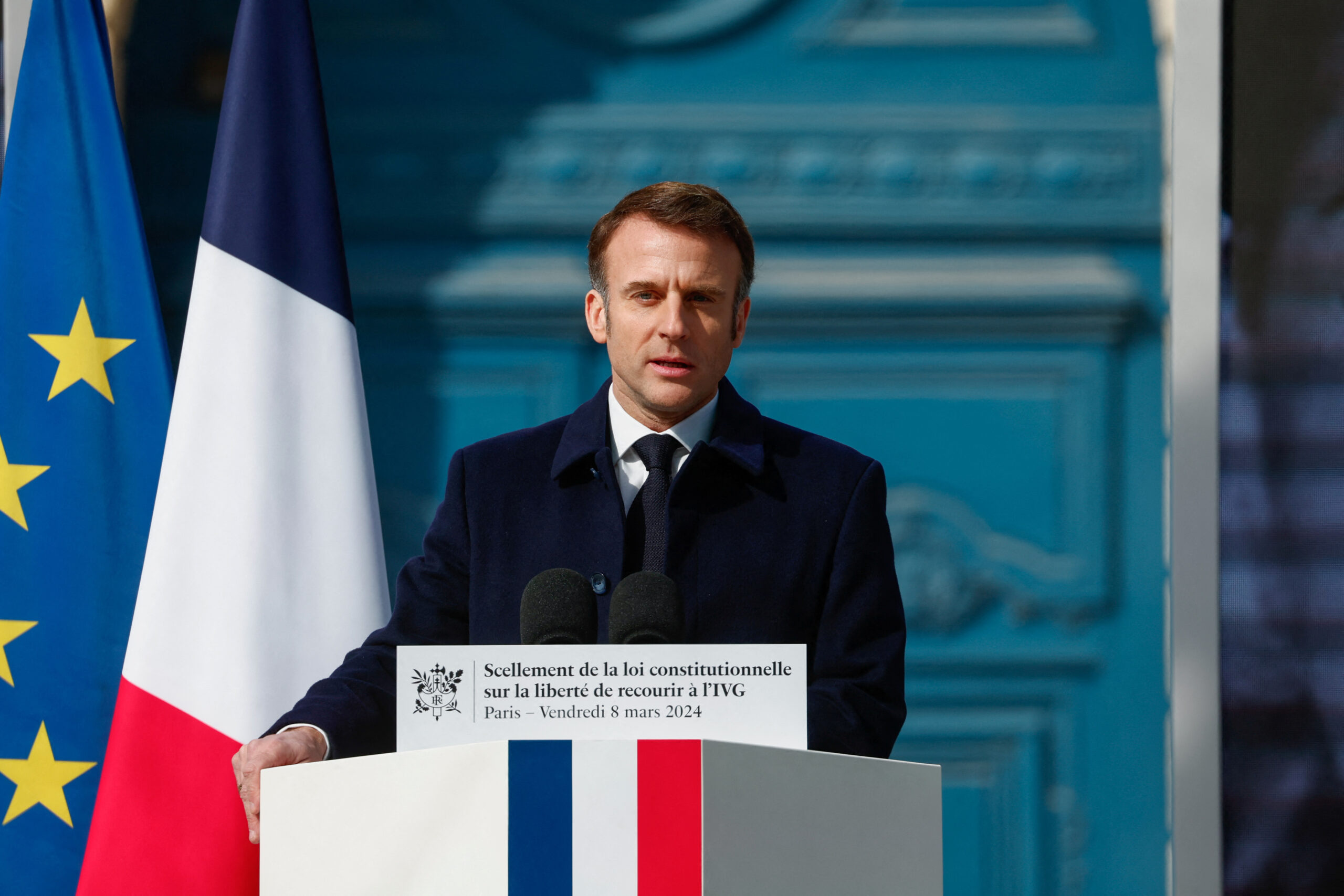 Le président français Emmanuel Macron s'exprime lors d'une cérémonie visant à sceller le droit à l'avortement dans la constitution française, à l'occasion de la Journée internationale de la femme, sur la place Vendôme, à Paris. /Photo prise le 8 mars 2024/REUTERS/Gonzalo Fuentes