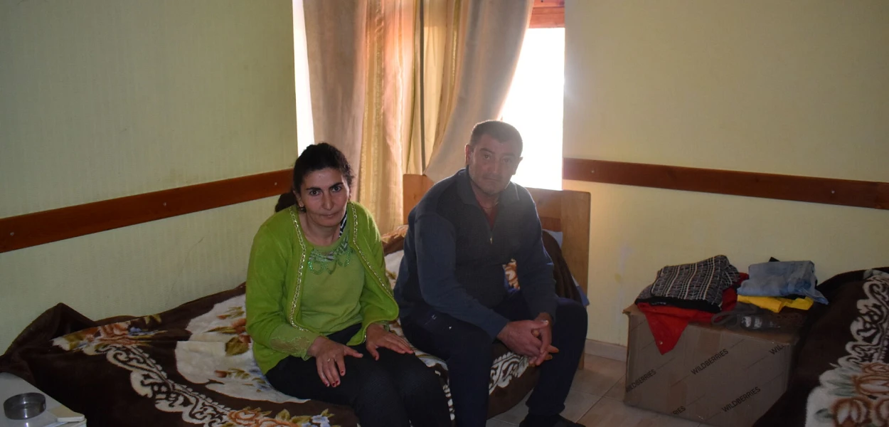 Nune et Kamo Grigoryan se sentent bien dans le camp de déplacés de Torosgyuh. Mais ils désirent recommencer une vie autonome le plus rapidement possible. mad