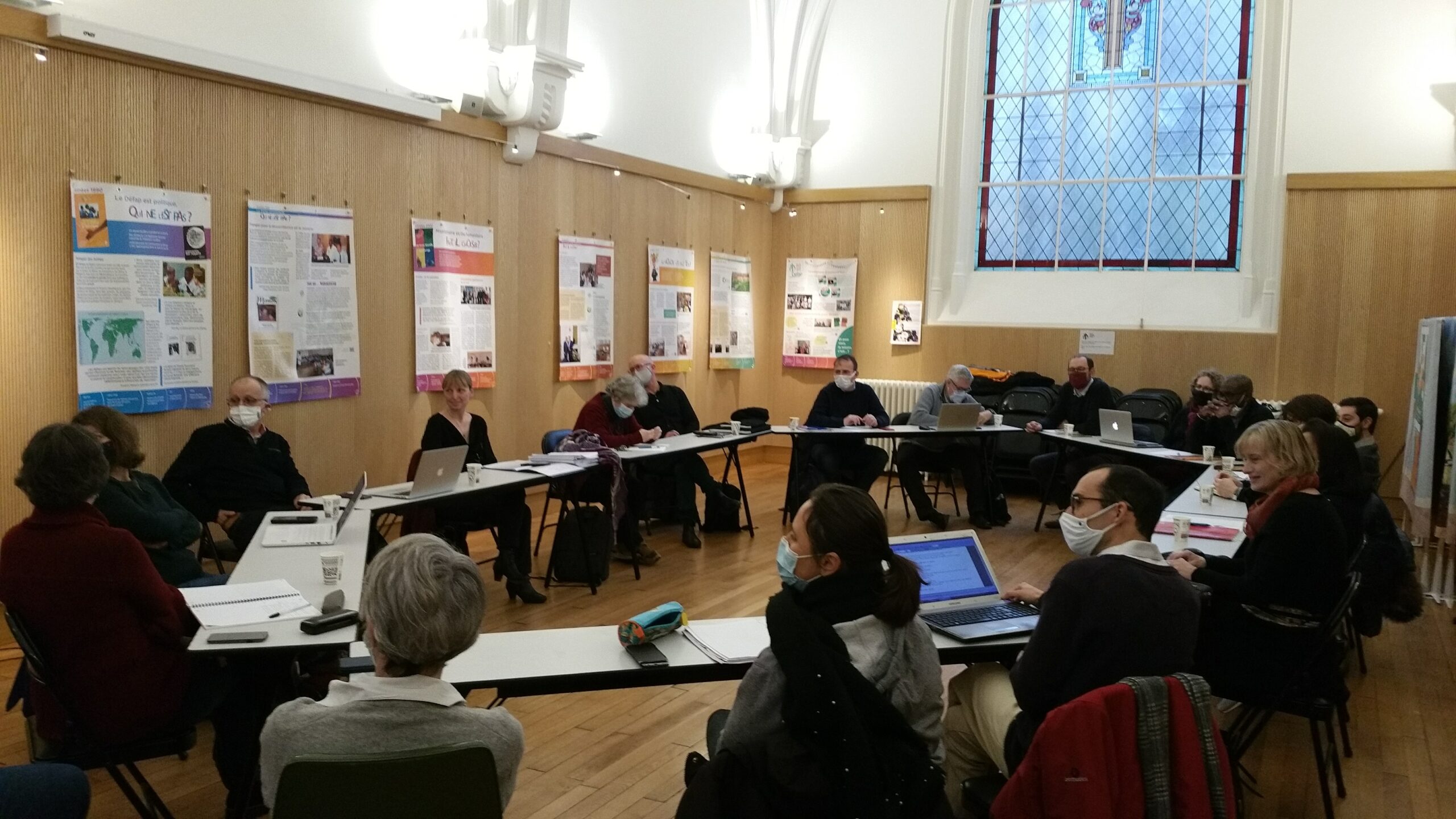 Les étudiants de l’IPT, accompagnés d’Élian Cuvillier, et l’équipe du Défap, le lundi 13 décembre 2021 dans la chapelle du 102 boulevard Arago