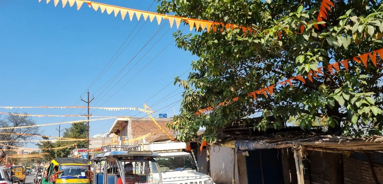 Les drapeaux couleur safran, qui font référence à l’hindouisme, flottent actuellement un peu partout en Inde. csi