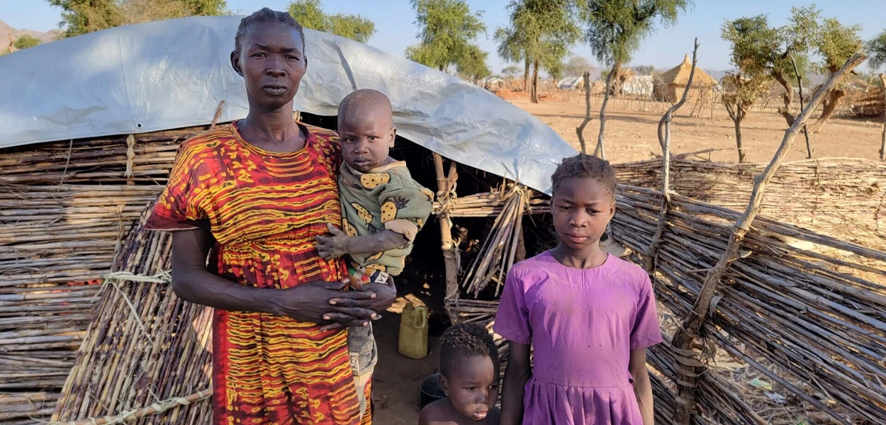 Raja Suliman Eile avec trois de ses enfants. Cette famille déracinée connaît des conditions de vie très éprouvantes. csi