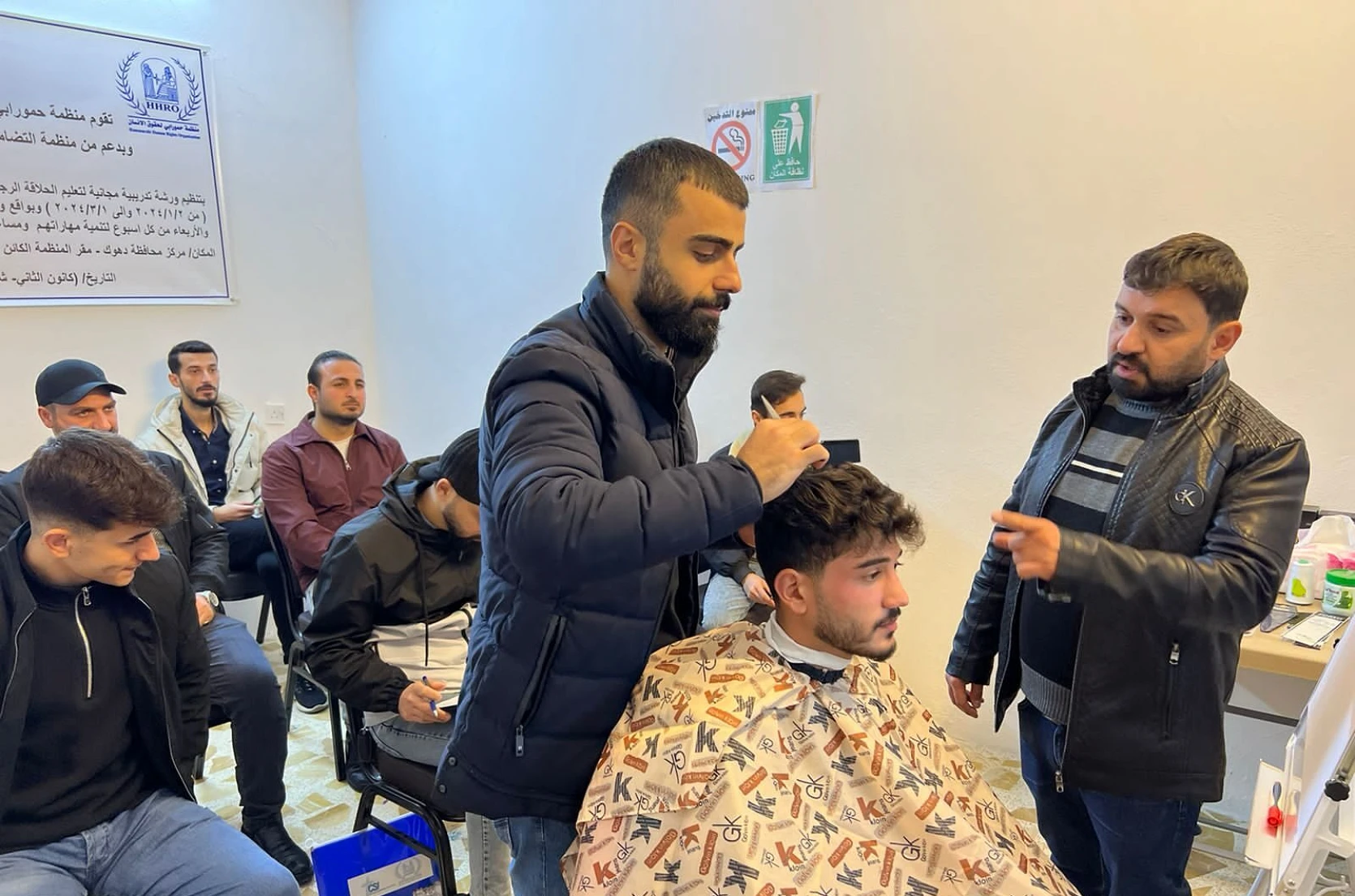 Ceux qui ont été chassés de leur patrie suivent des cours de coiffure gratuits à Dohuk. csi