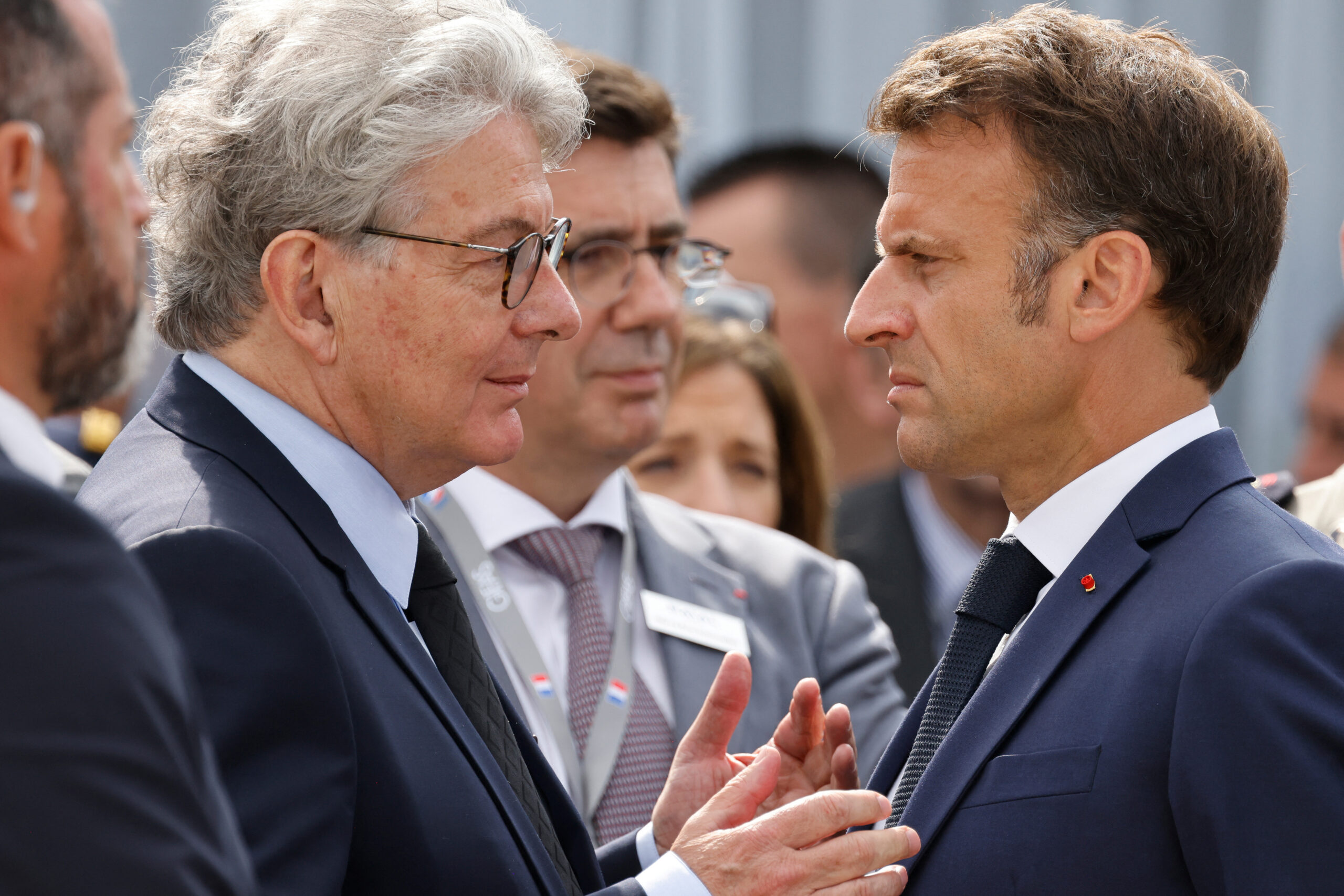 Le président français Emmanuel Macron et Thierry Breton au Salon international de l'aéronautique à l'aéroport de Paris-Le Bourget, France. /Photo prise le 19 juin 2023/Ludovic Marin/Pool via REUTERS