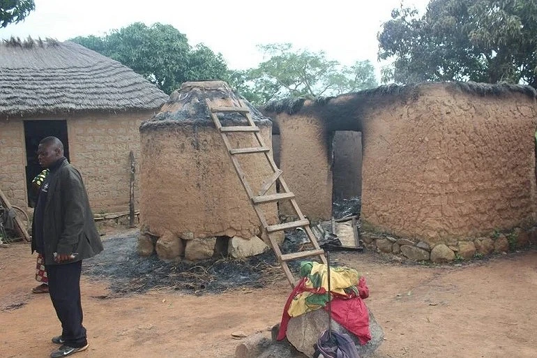 La violence se poursuit au Nigéria. Des maisons brûlées témoignent d’une attaque brutale. csi