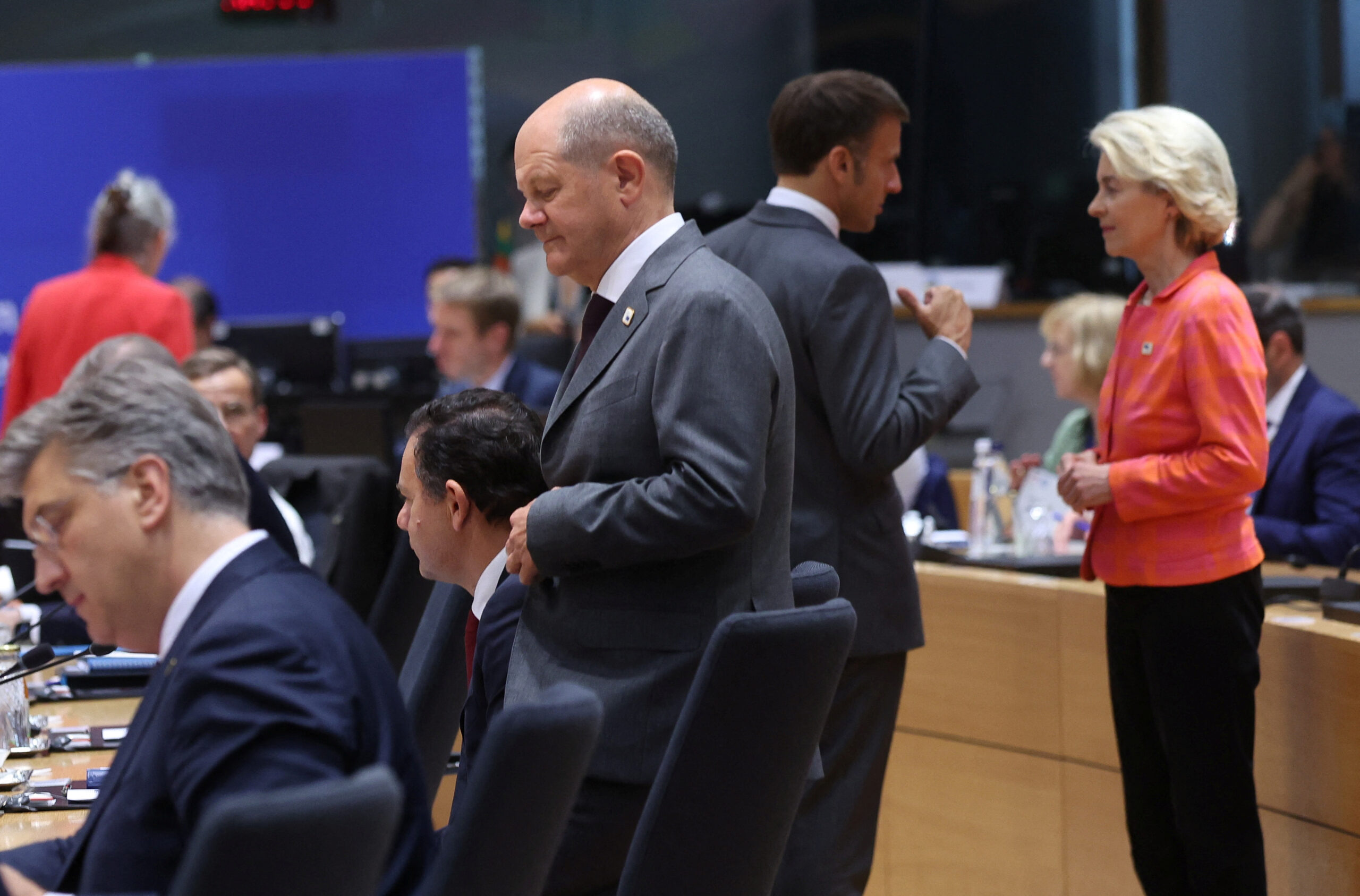 Le chancelier allemand Olaf Scholz, le président français Emmanuel Macron et la présidente de la Commission européenne Ursula von der Leyen assistent à la réunion du Conseil européen à Bruxelles. /Photo prise le 27 juin 2024/REUTERS/Olivier Hoslet