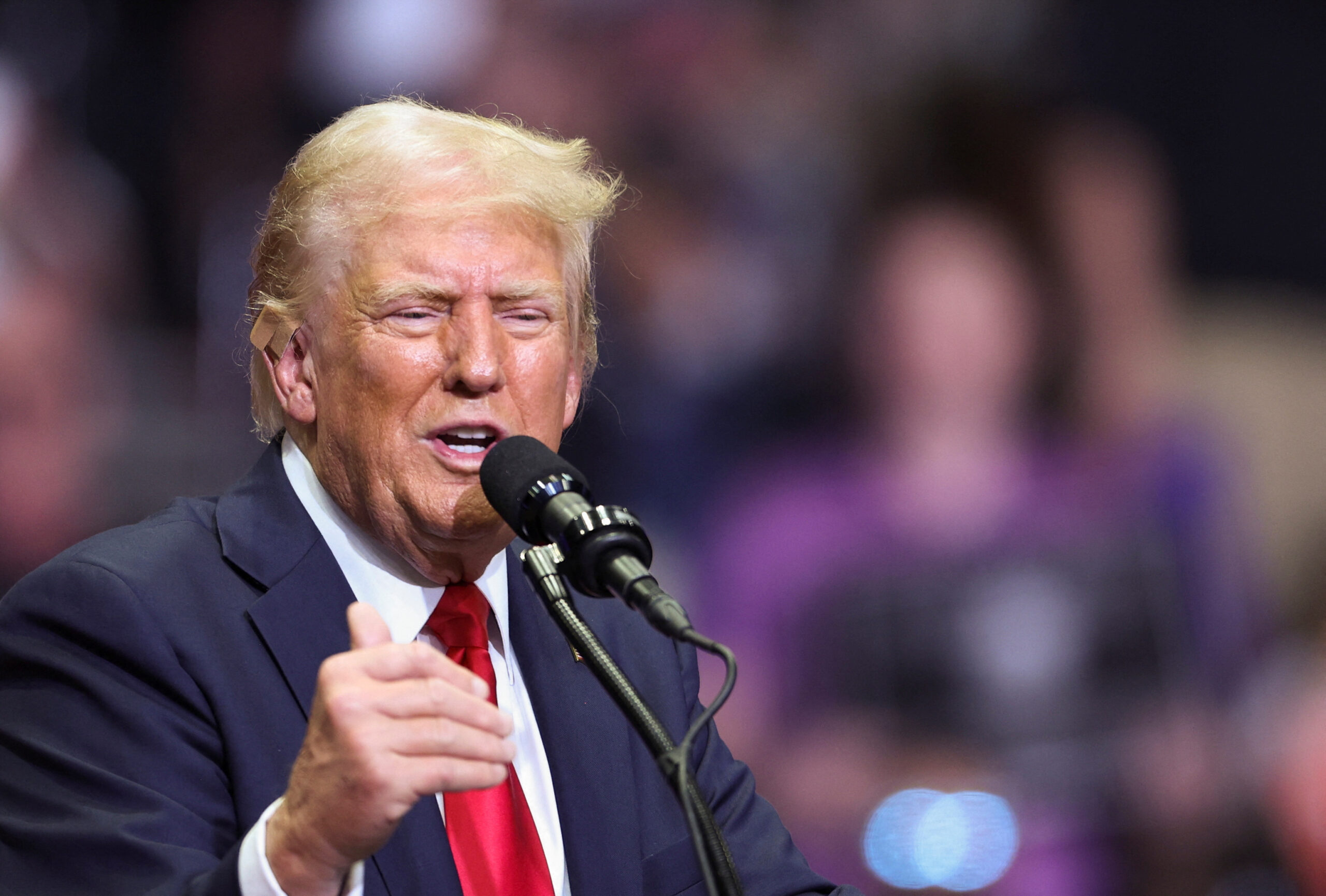 Le candidat républicain à l'élection présidentielle et ancien président des États-Unis Donald Trump s'exprime, alors qu'il tient un meeting de campagne pour la première fois avec son colistier, le sénateur américain J.D. Vance (R-OH), candidat républicain à la vice-présidence, à Grand Rapids, Michigan, États-Unis/Photo prise le 20 juillet 2024/REUTERS/Tom Brenner