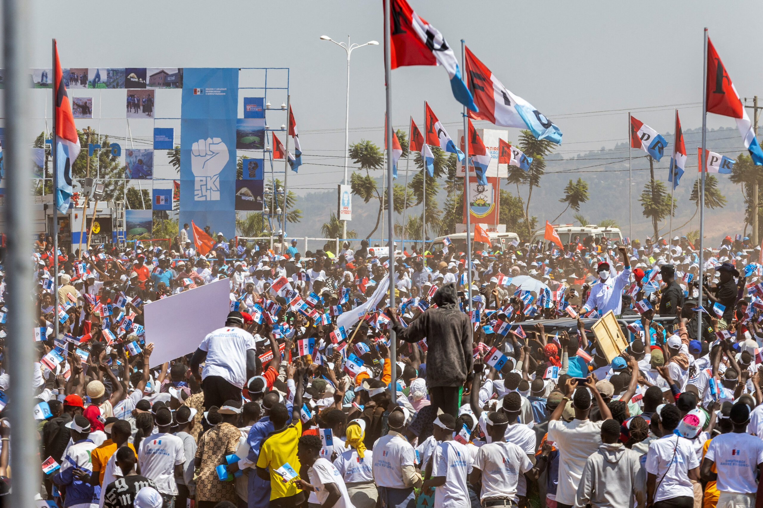 Le président sortant du Rwanda et candidat à la présidence pour le Front patriotique rwandais (FPR) Paul Kagame fait un geste alors qu'il arrive à son dernier meeting de campagne à Gahanga, dans le district de Kicukiro à Kigali, au Rwanda, le 13 juillet 2024. REUTERS/Jean Bizimana