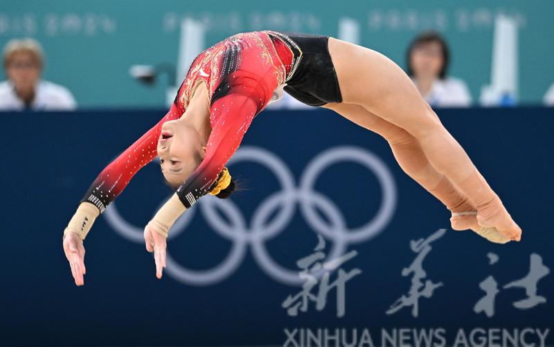 La Chinoise Qiu Qiyuan participe à l'épreuve de poutre du match de qualification de gymnastique artistique féminine lors des Jeux Olympiques de Paris 2024 à Bercy Arena à Paris, en France, le 28 juillet 2024. (Xinhua/Cheng Min)